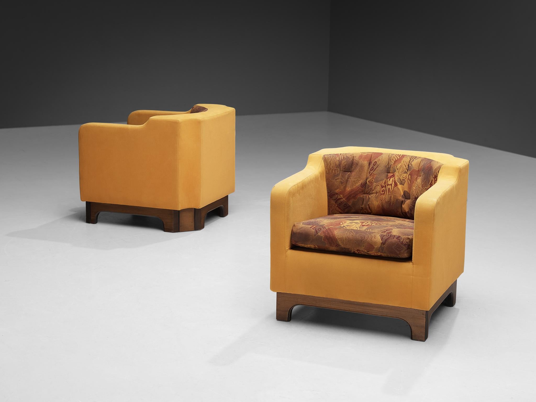 Sessel, Samt, Stoff, Walnussfurnier, Italien, 1970er Jahre. 

Die Konstruktion dieser wunderbaren Sessel weist starke Ähnlichkeit mit den Clubsesseln des italienischen Herstellers Saporiti auf. Der äußere Rahmen ist mit kamelfarbenem Samt