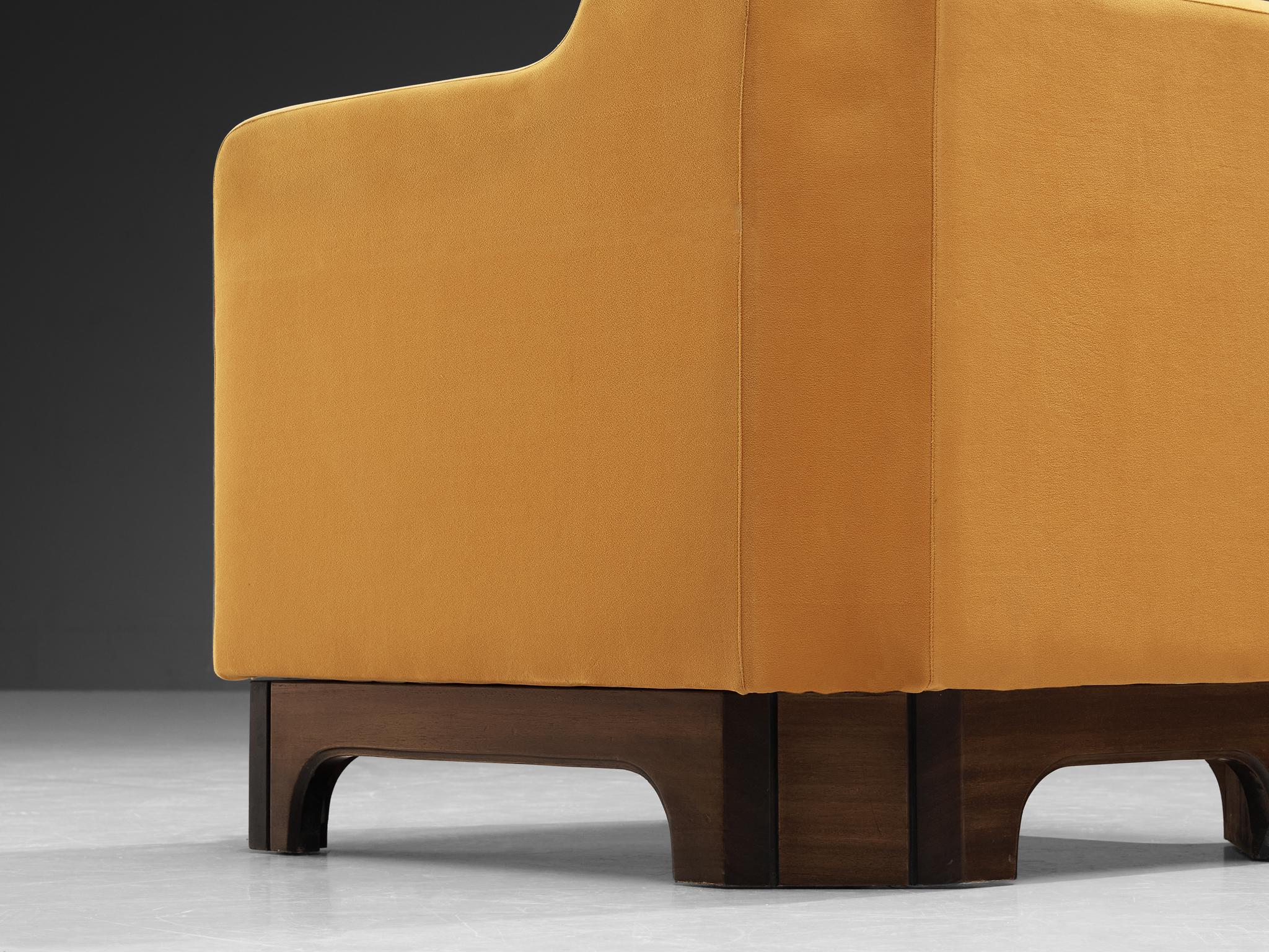 Italienische Sessel aus Nussbaumholz mit gelber Polsterung (Moderne der Mitte des Jahrhunderts) im Angebot