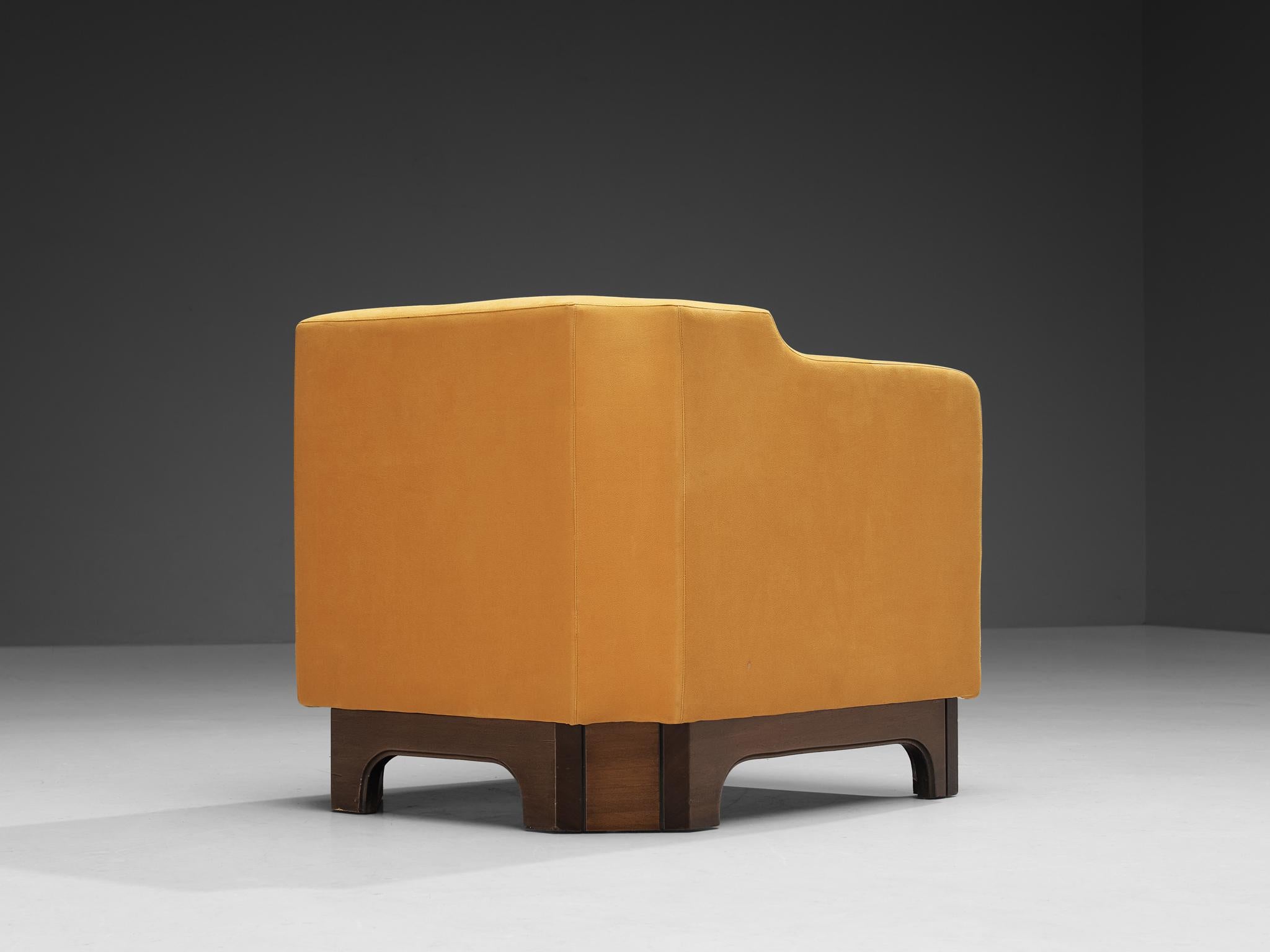 Italienische Sessel aus Nussbaumholz mit gelber Polsterung (Stoff) im Angebot