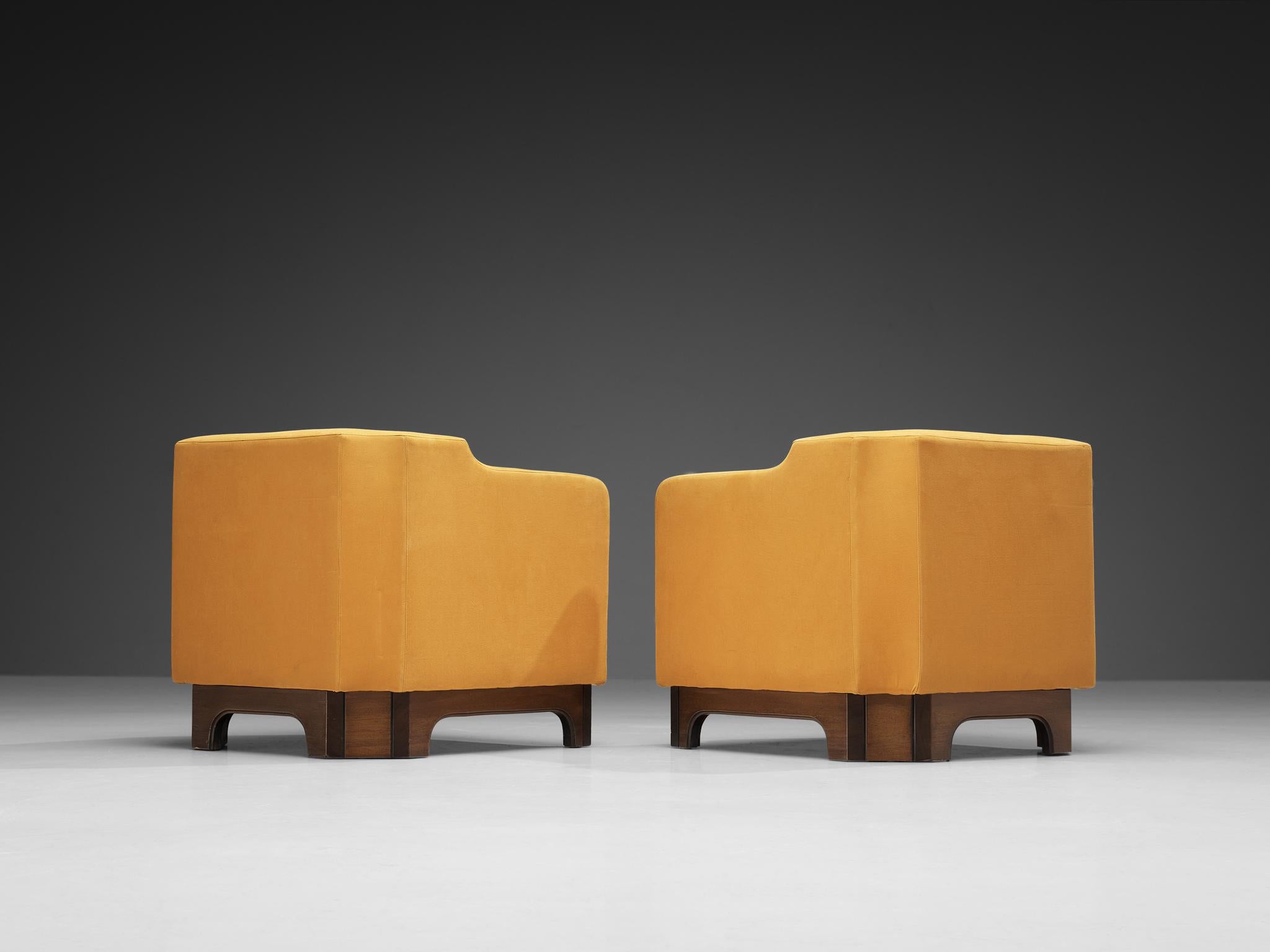 Italienische Sessel aus Nussbaumholz mit gelber Polsterung im Angebot 1