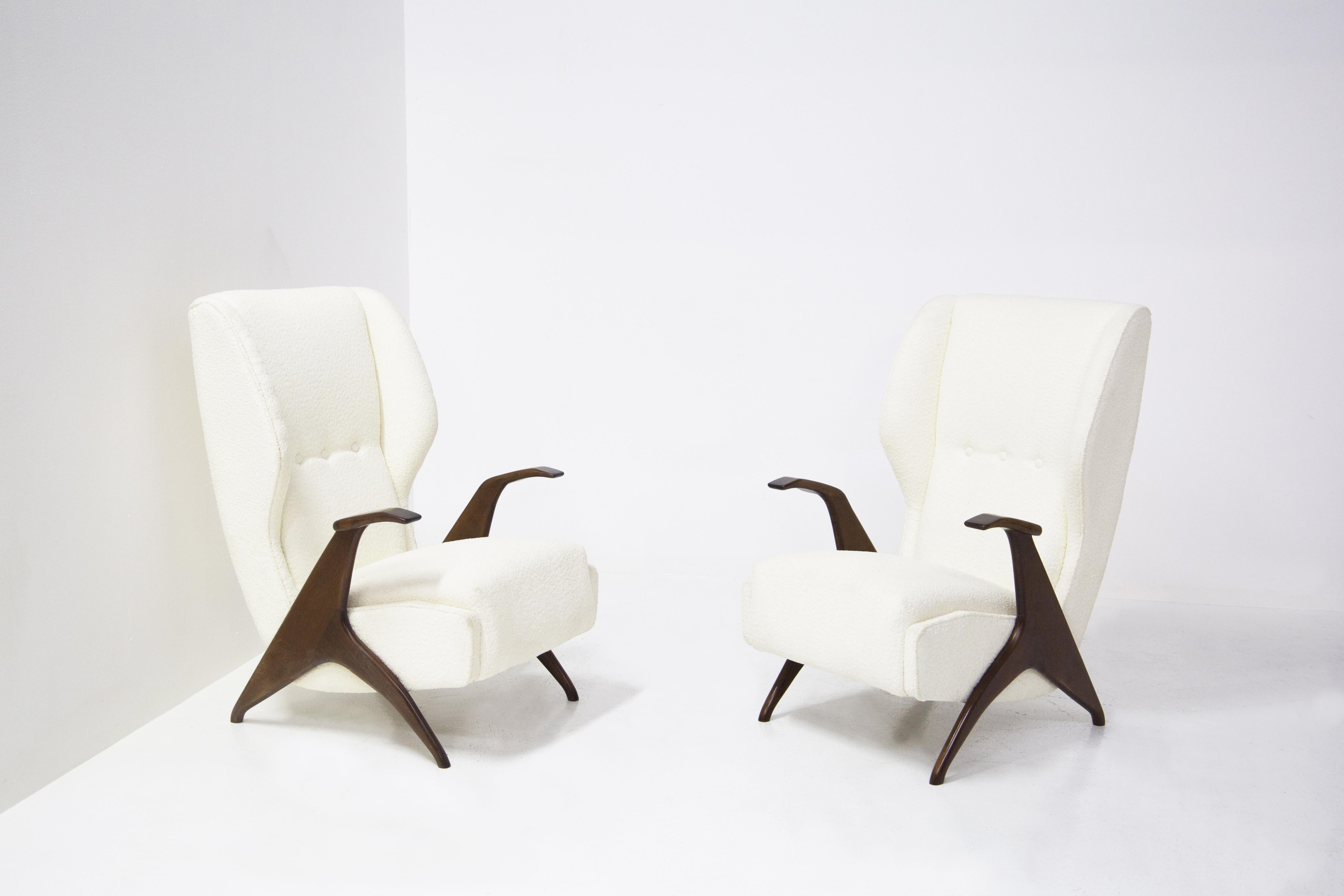 Mid-Century Modern Italian Armchairs in White Bouclè and Sculpture Wood