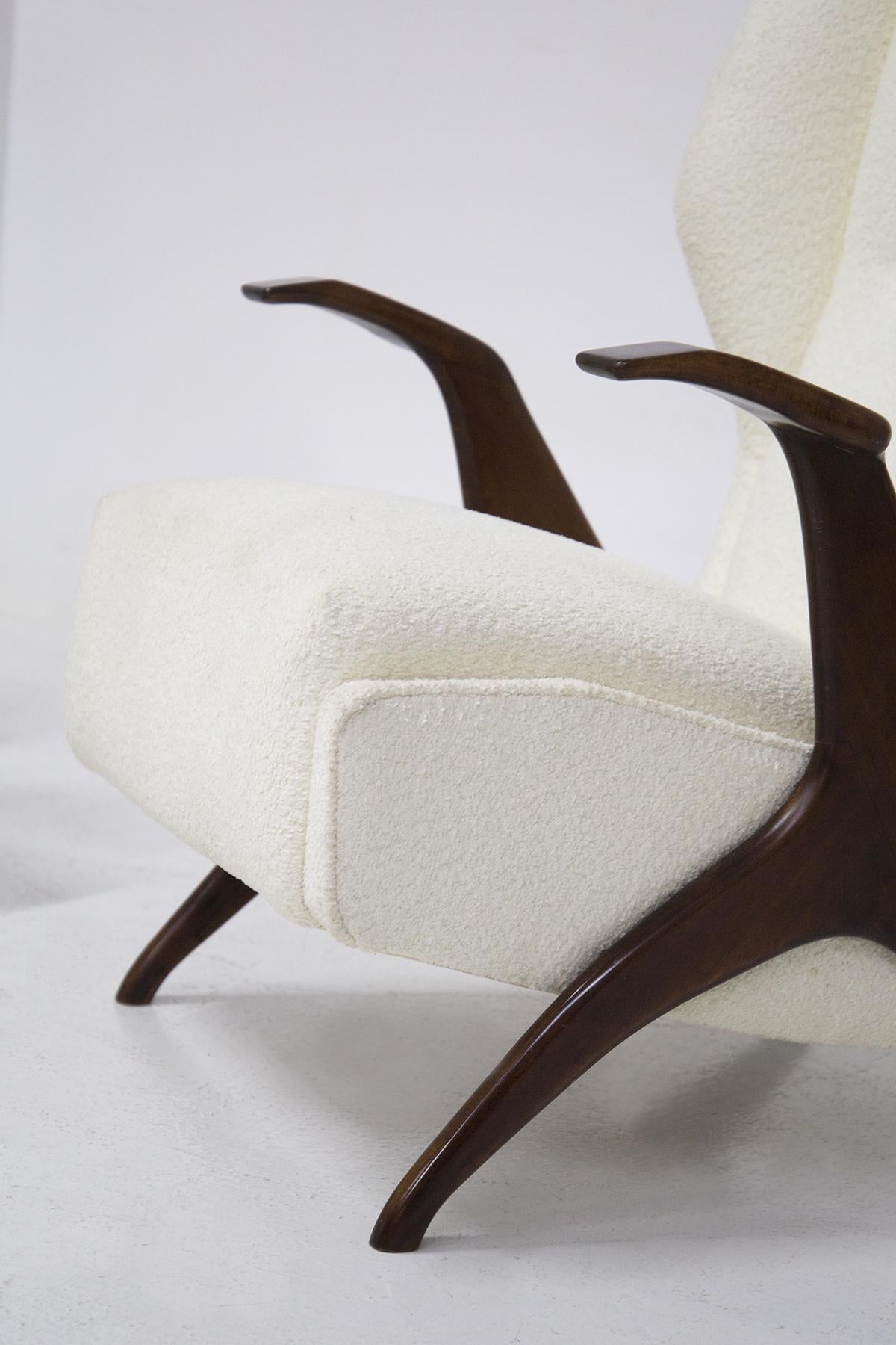 Mid-20th Century Italian Armchairs in White Bouclè and Sculpture Wood