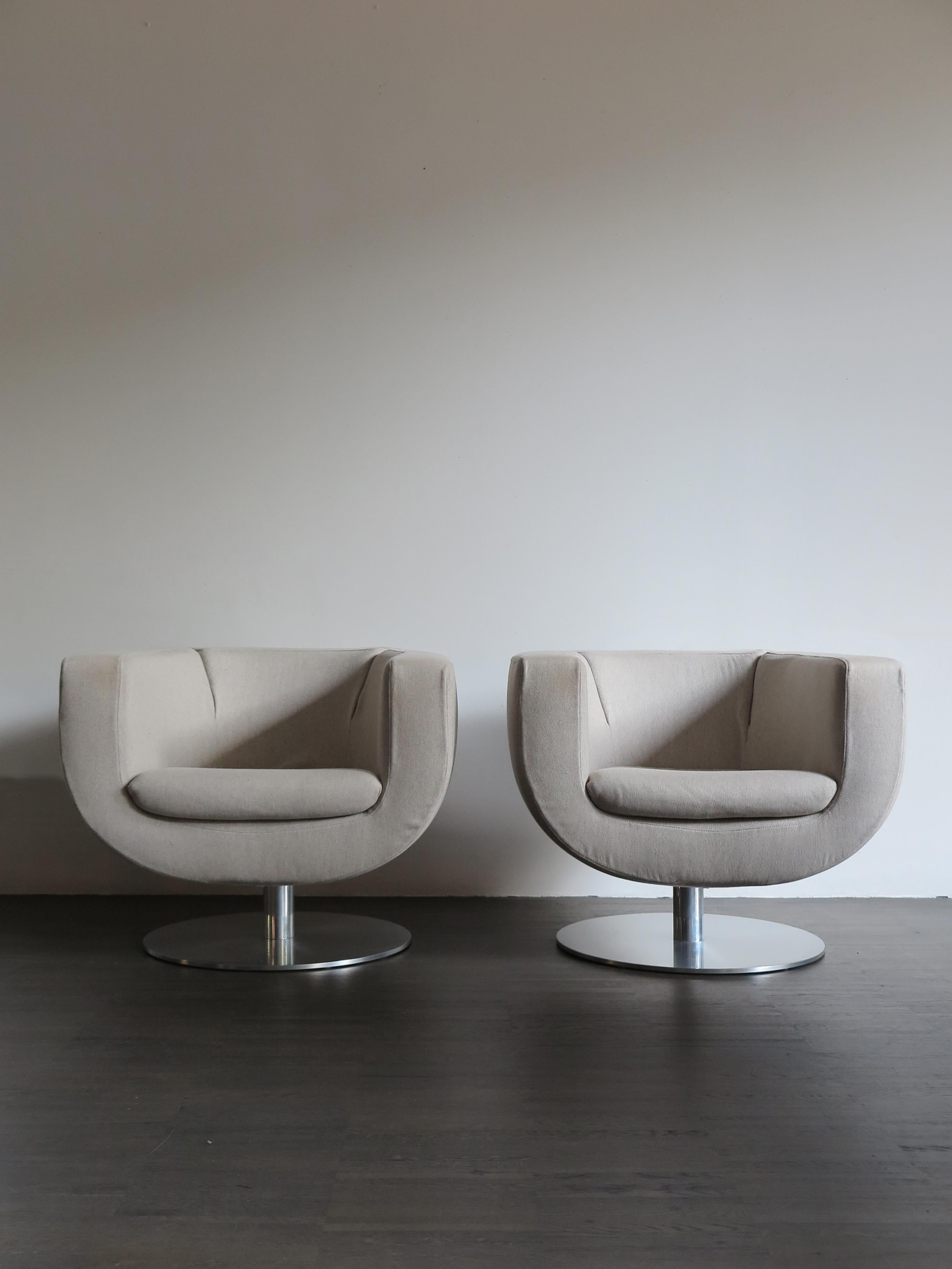 Couple of Italian armchairs model Tulip designed by Jeffrey Bernett for B&B Italia in 2000.
Tulip is a 360-degree swivel armchair with remarkably flexible use, whose highlight is the well-balanced proportion between its thickness and the