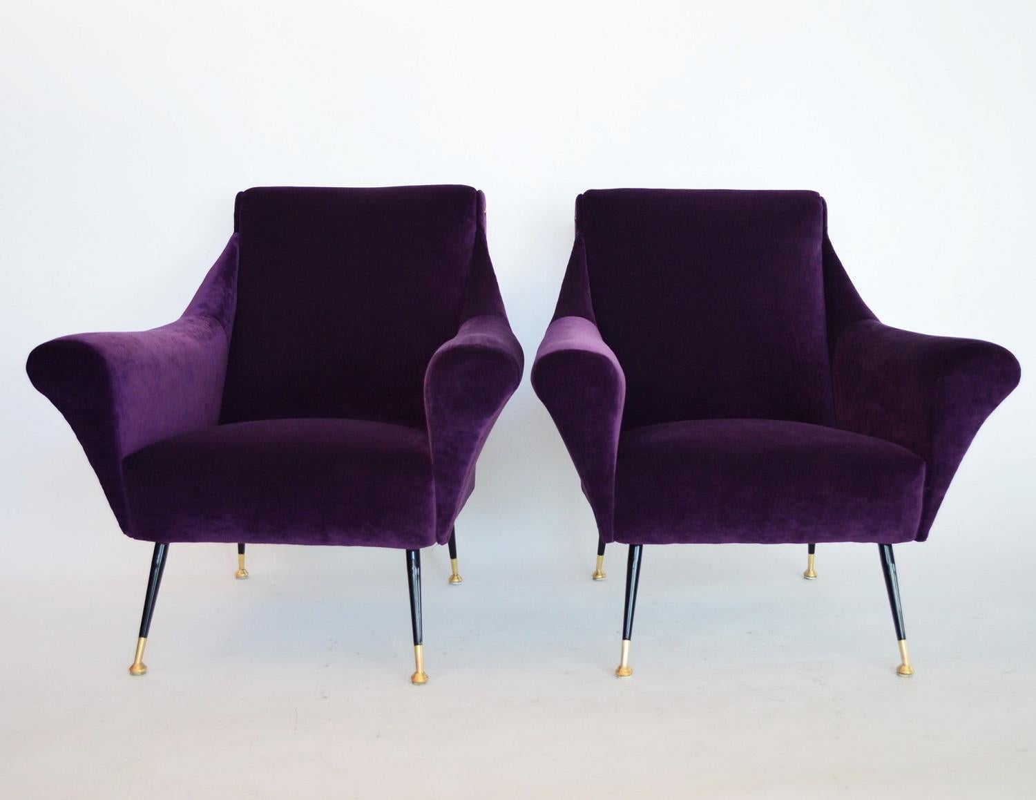 Elegant and beautiful pair of two Italian original armchairs or lounge chairs from the 1950s with brass feet and details.
Completely restored internally with quality material and outside reupholstered with purple Italian velvet.
The stiletto feet