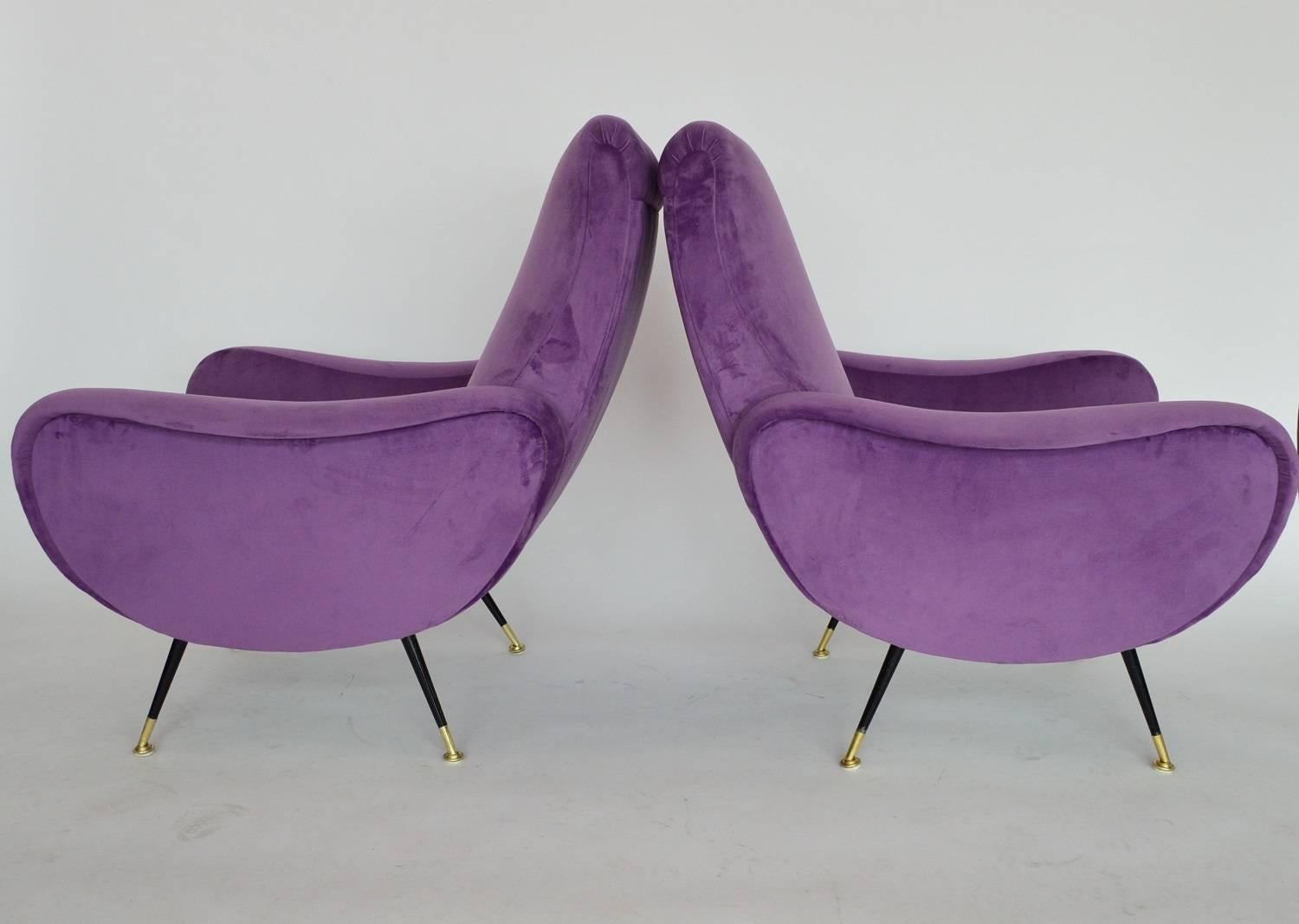Amazing and comfortable pair of Italian original armchairs from the 1950s.
Completely restored internally with quality material and outside reupholstered with light violet (or lilac) soft Italian velvet.
The stiletto feet are original with brass
