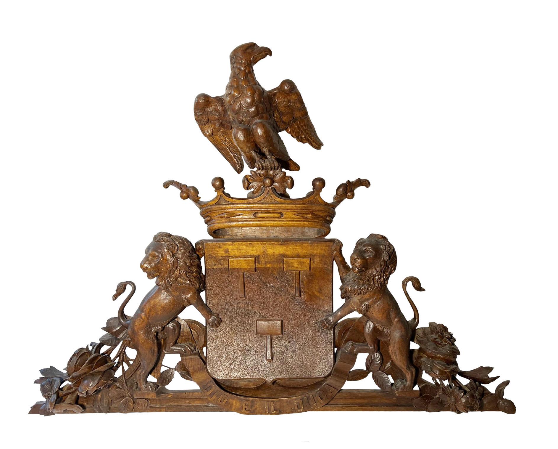 Une paire d'armoiries italiennes du XIXe siècle, sculptées à la main, avec des frontons ornés de couronnes, d'aigles et de lions. Les sculptures sont magnifiquement exécutées. Chaque fronton présente une couronne royale unique et un bouclier sculpté