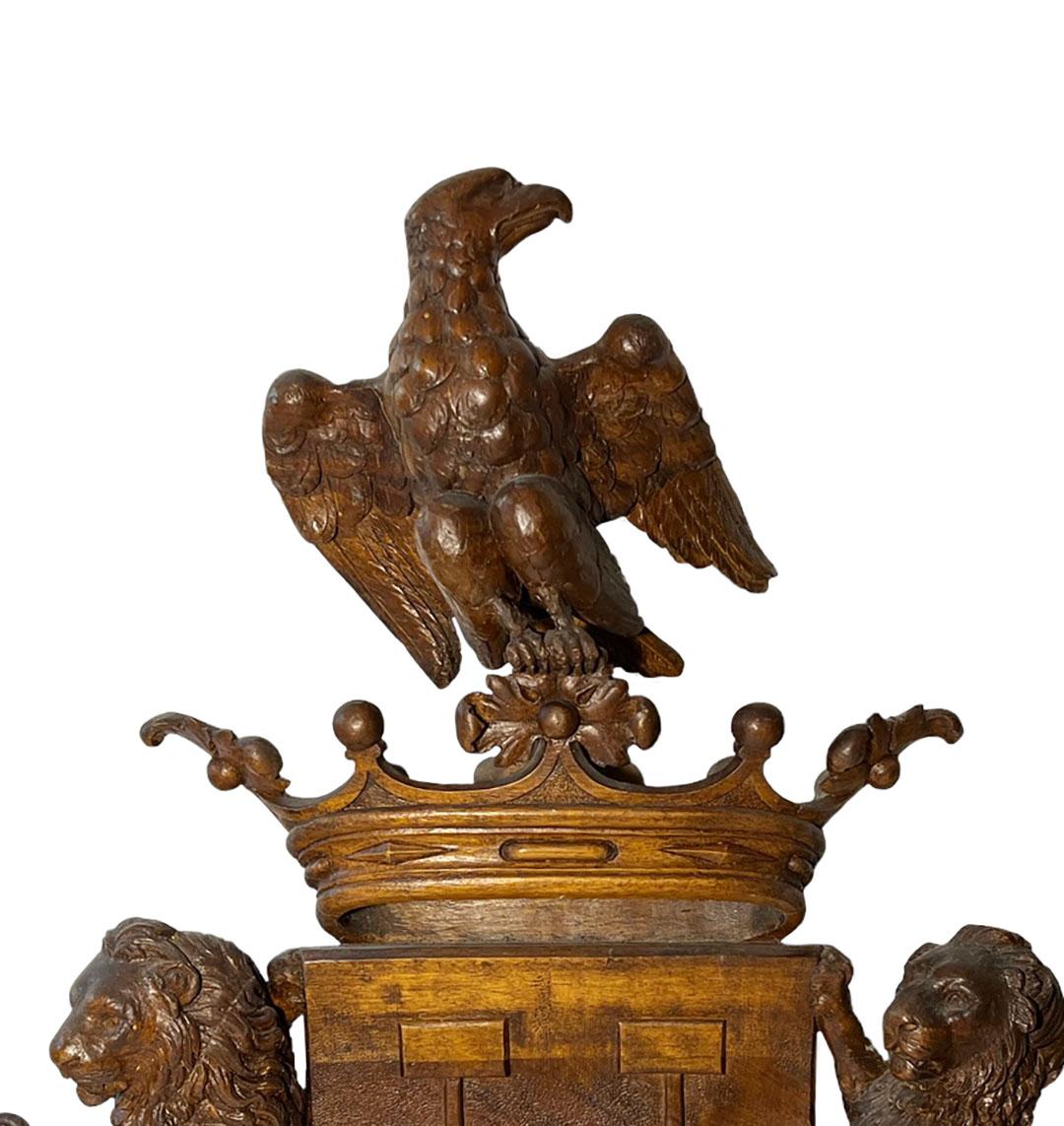 Sculpté à la main Paire de frontons armoriés italiens avec aigles en vente