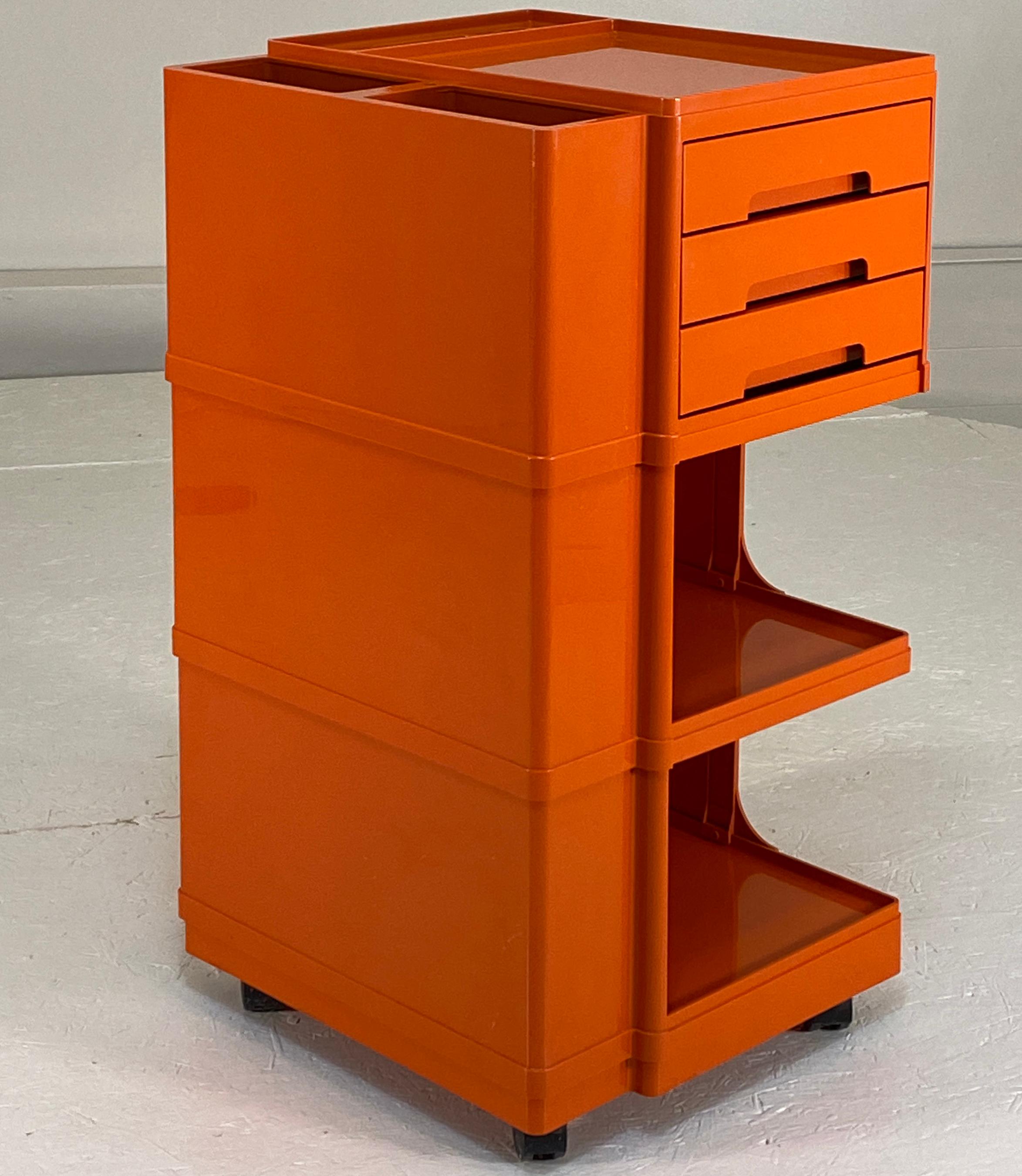 Italian Art Cart designed by Giovanni Pelis for Stile Neolt, 1970s. In excellent condition. 17 x 16 x 30 5/8