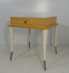 Italienischer Beistelltisch im Art-déco-Stil aus cremefarbenem Lack, Ahorn, cremefarbenem Samt und verchromtem Metall