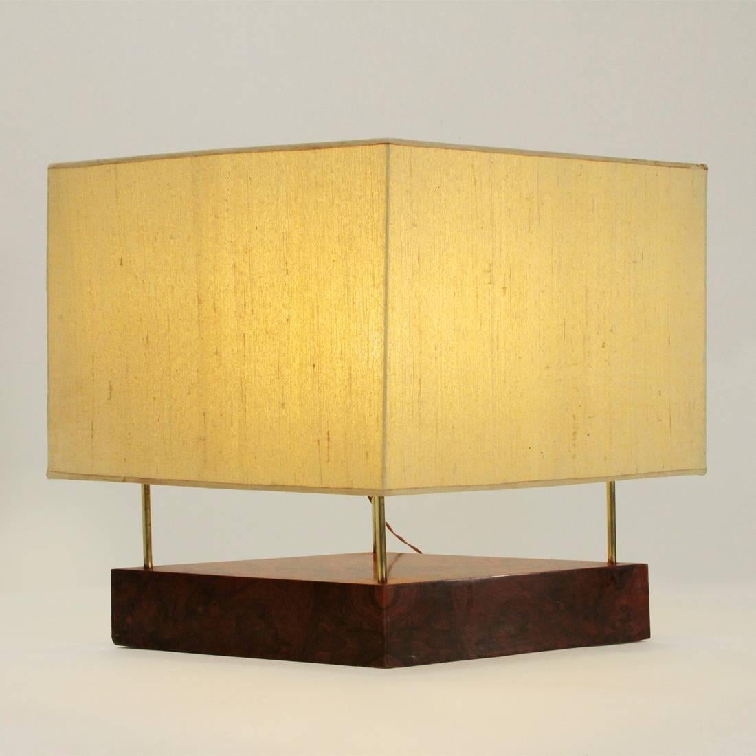Large Italian lamp of Italian production of the 1930s.
Wooden structure of rhomboidal shape veneered in briarwood.
Four brass stems.
Diamond-shaped diffuser in metal rod covered in paper and fabric.
Good general conditions, some signs due to