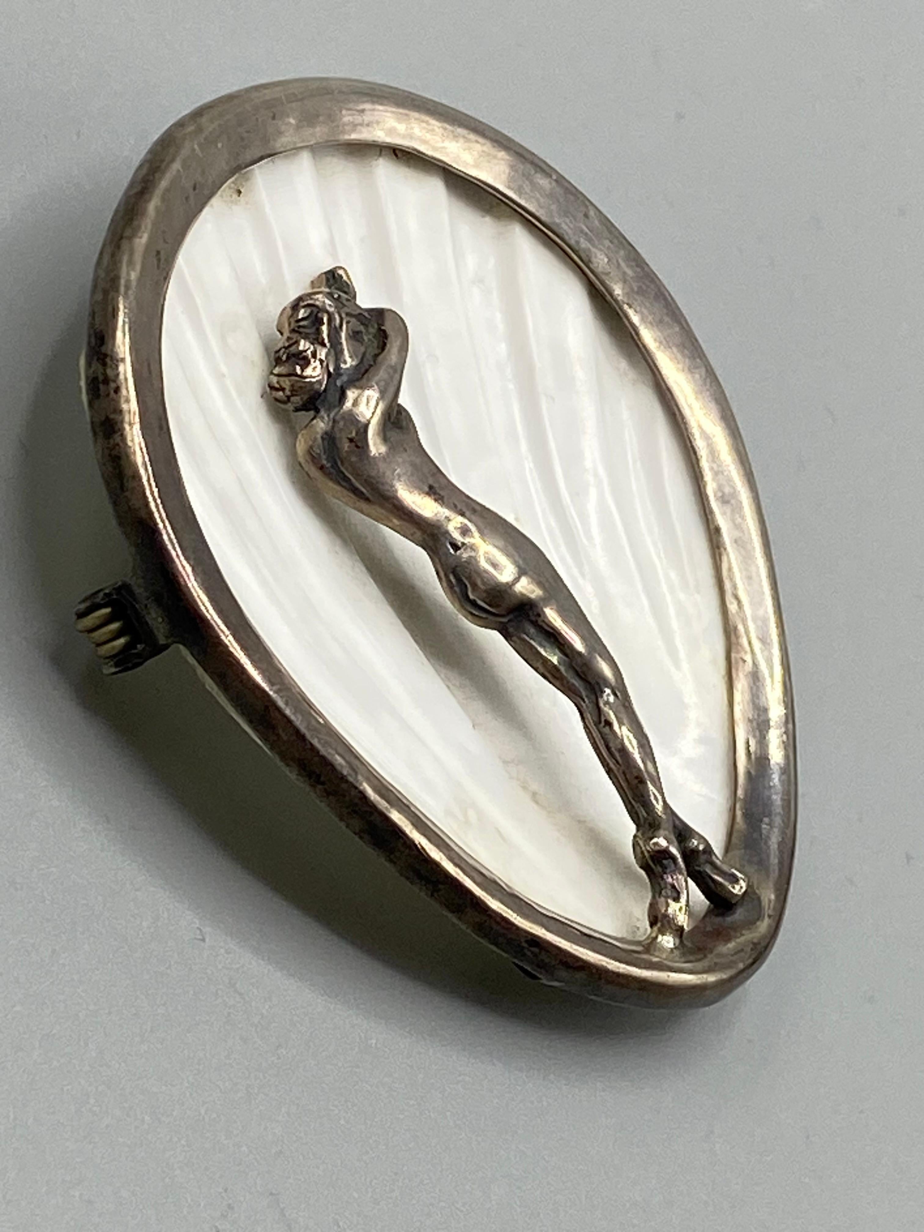 Women's or Men's Italian Art Deco 1930s Silver & Shell Birth of Venus Brooch For Sale