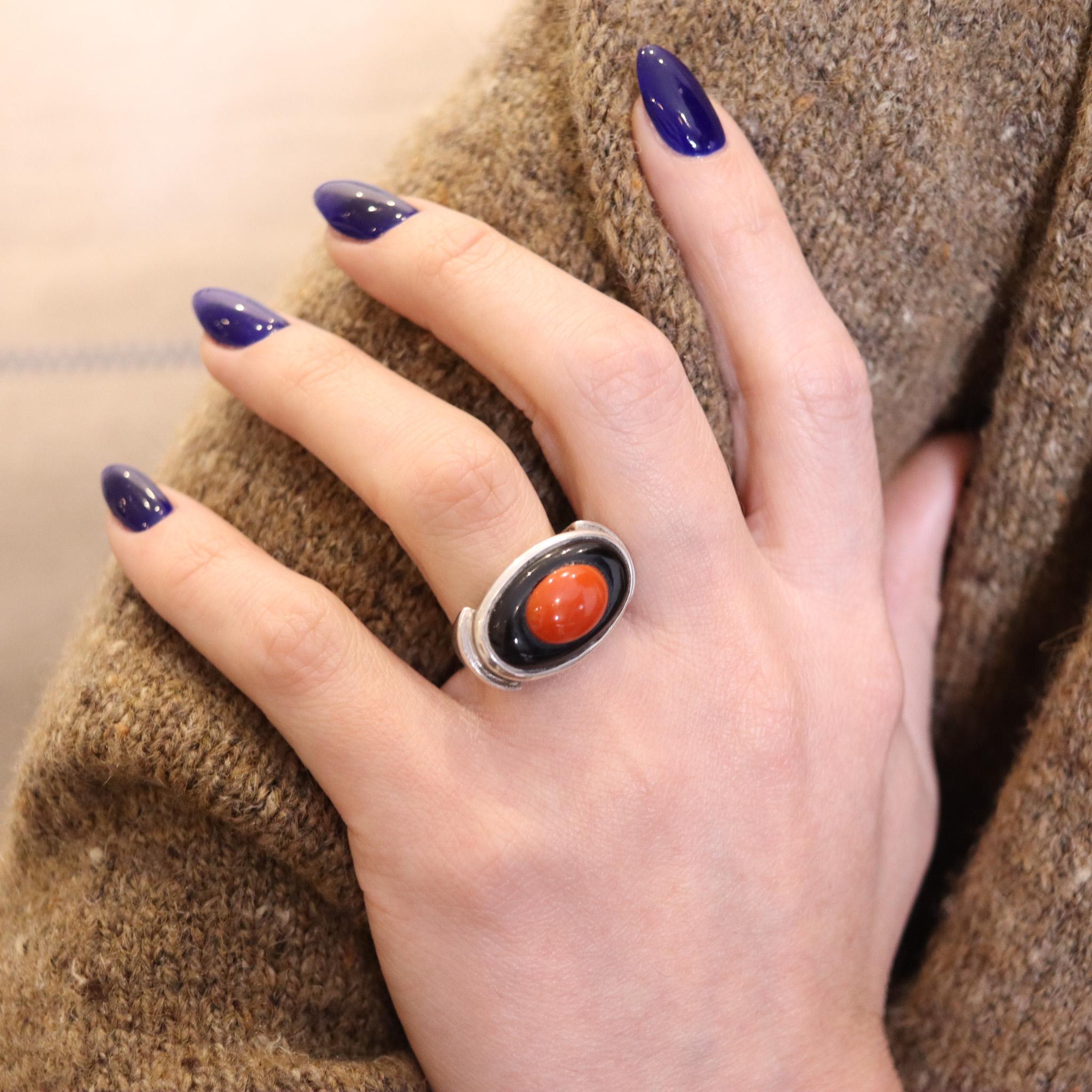 Italian Art Deco 1935 Cocktail Ring In .925 Sterling With Coral And Onyx For Sale 1