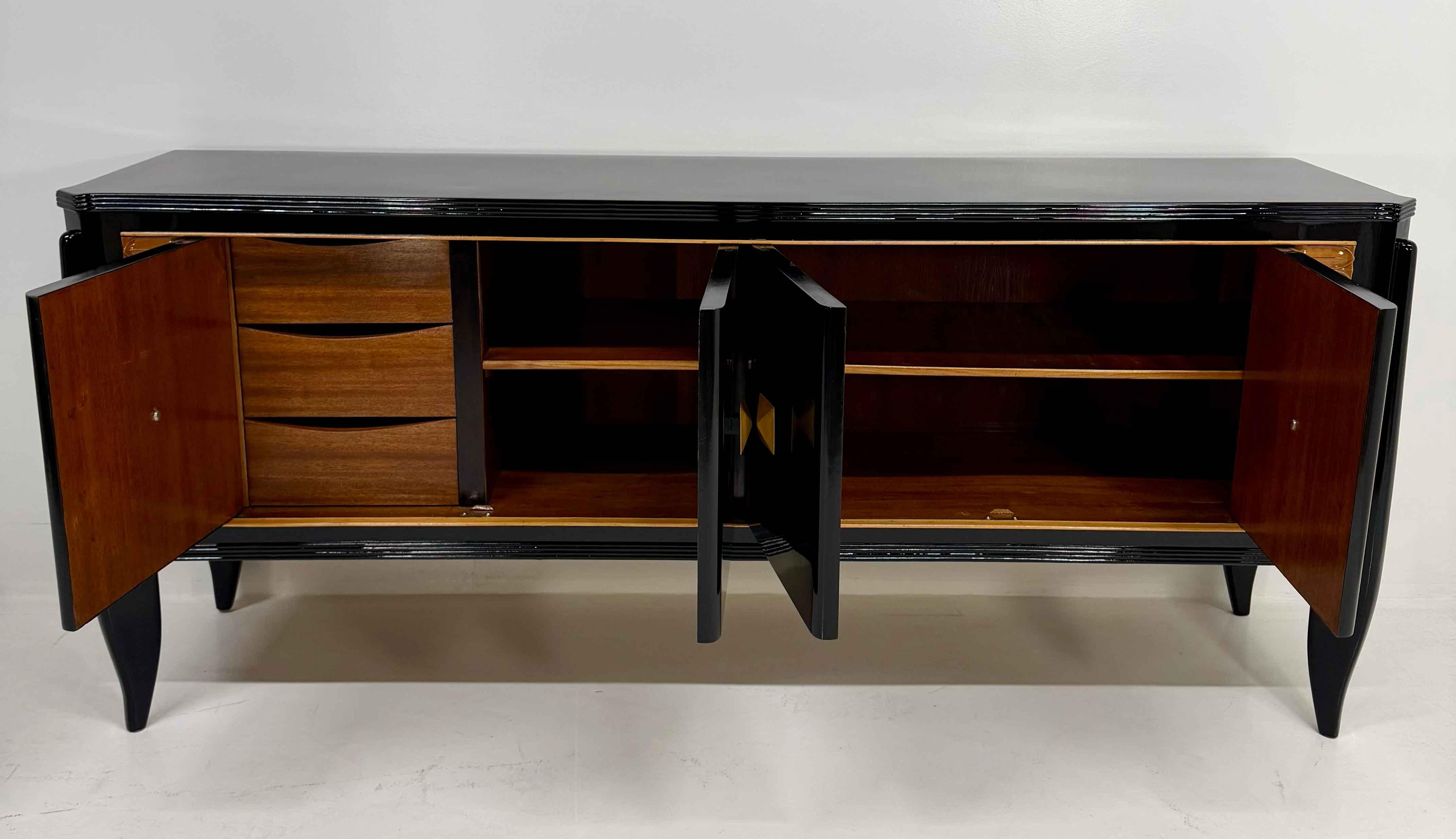 Aparador Art Decó italiano de los años 40 en ebonizado negro con detalles en arce claro en venta 4