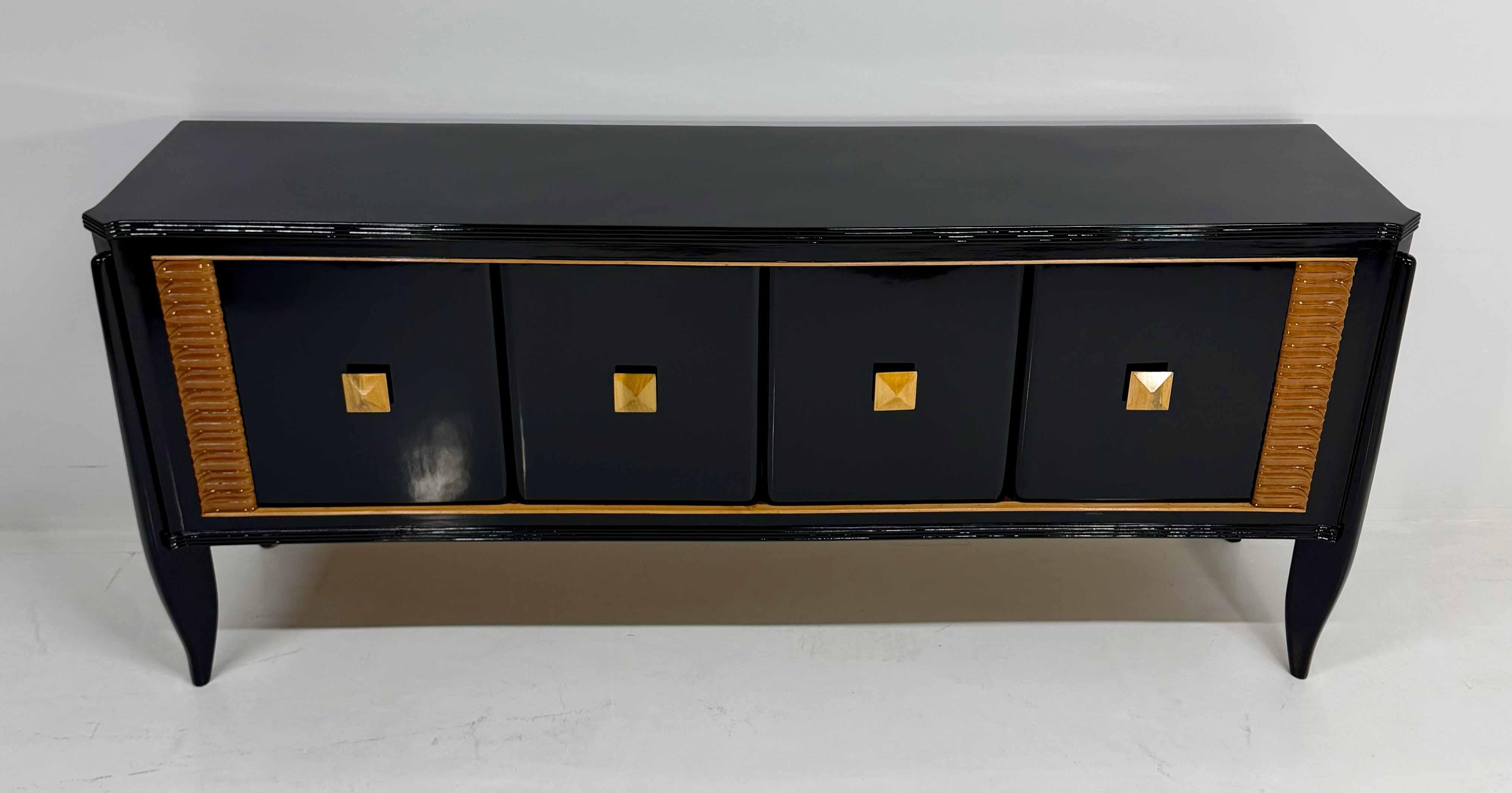 Aparador Art Decó italiano de los años 40 en ebonizado negro con detalles en arce claro Italiano en venta