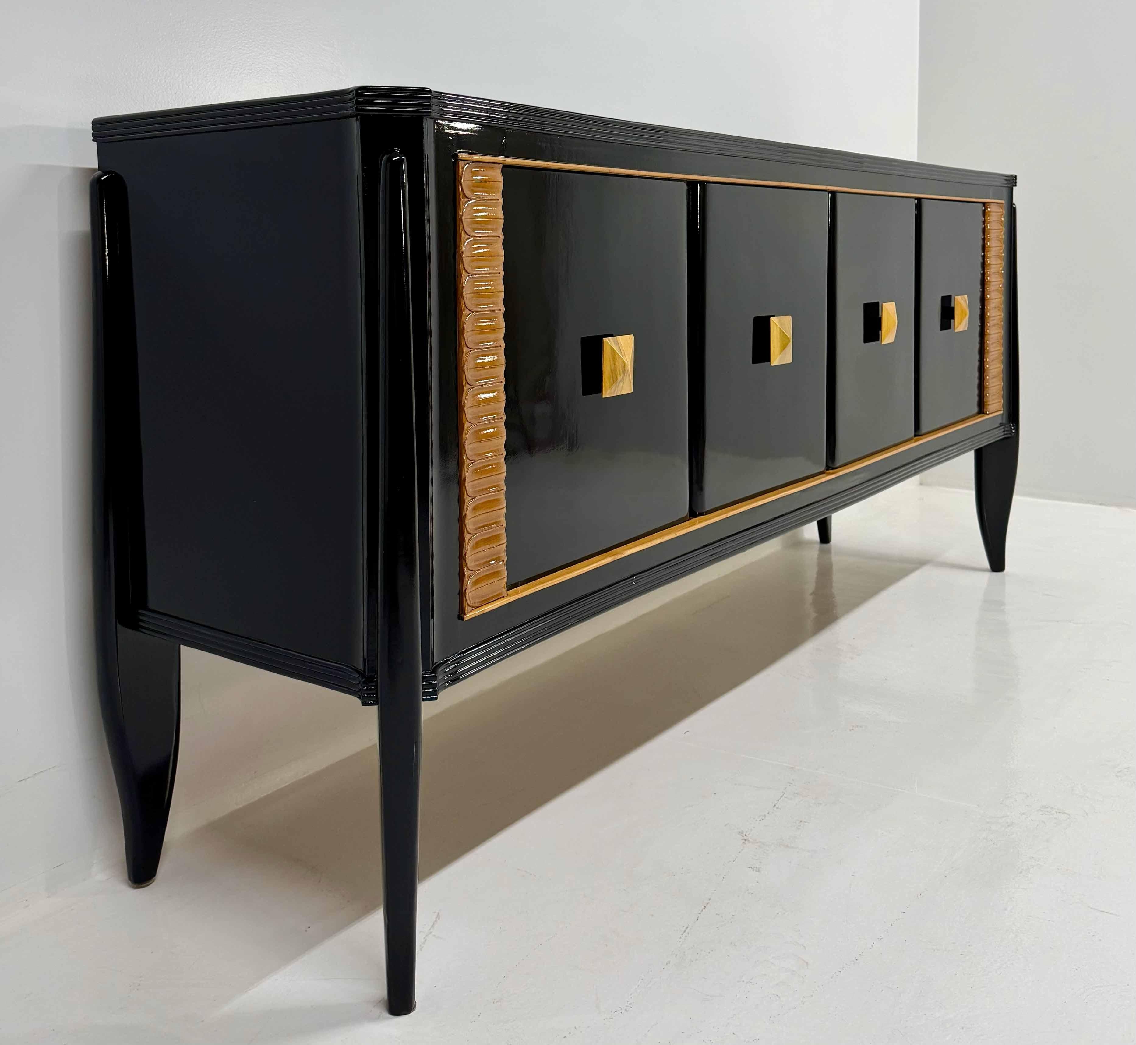 Aparador Art Decó italiano de los años 40 en ebonizado negro con detalles en arce claro mediados del siglo XX en venta
