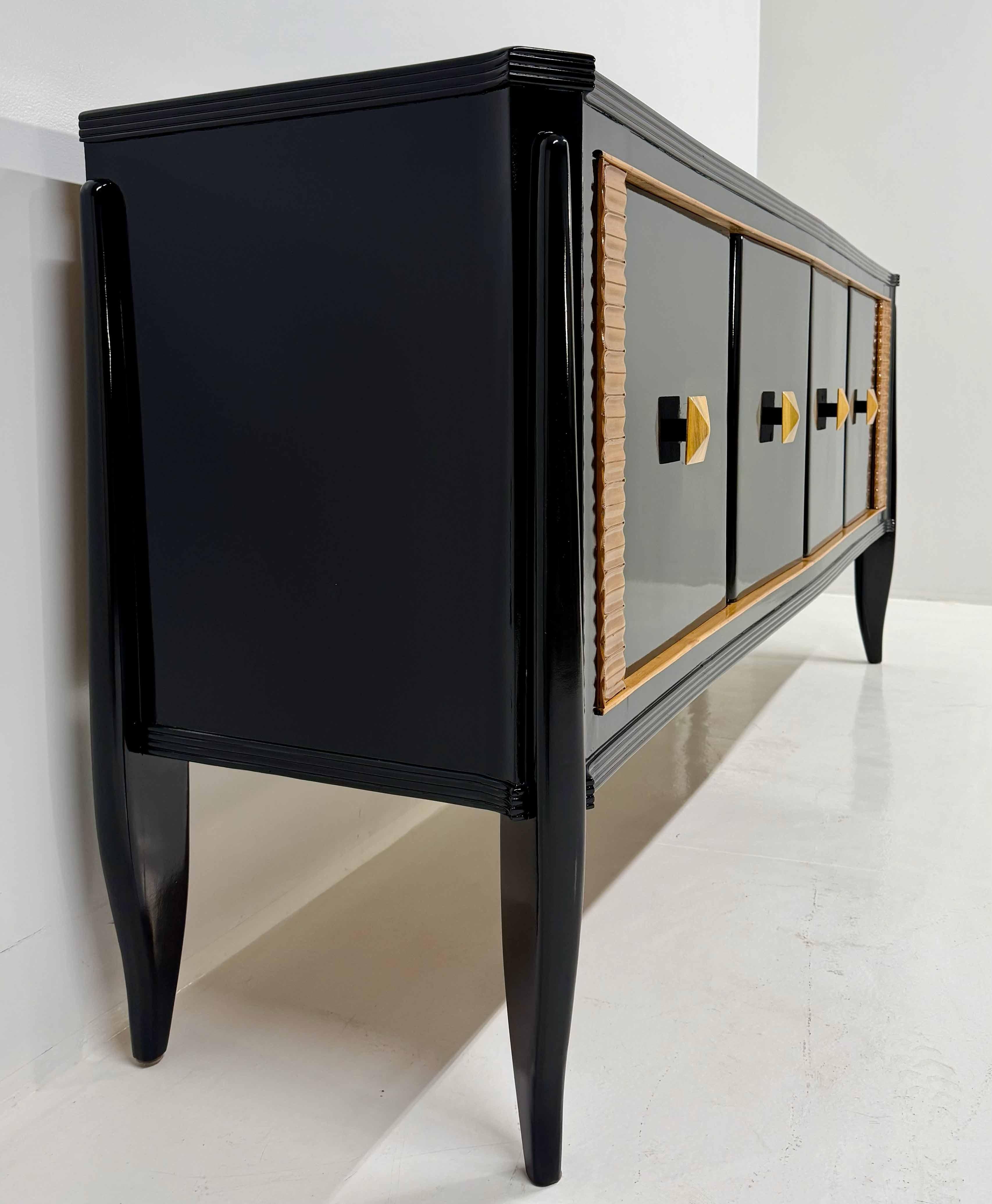 Aparador Art Decó italiano de los años 40 en ebonizado negro con detalles en arce claro Arce en venta