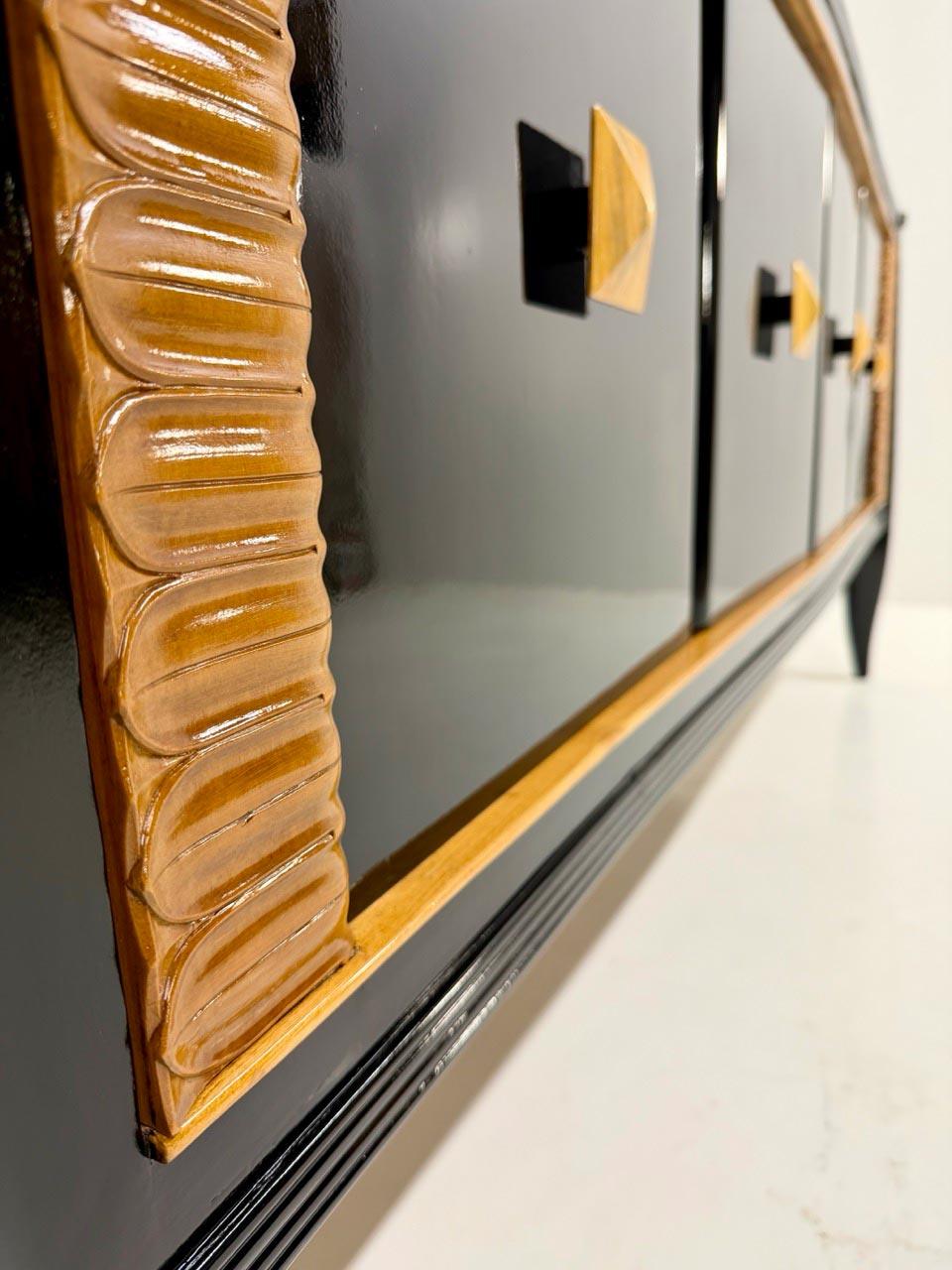 Aparador Art Decó italiano de los años 40 en ebonizado negro con detalles en arce claro en venta 1