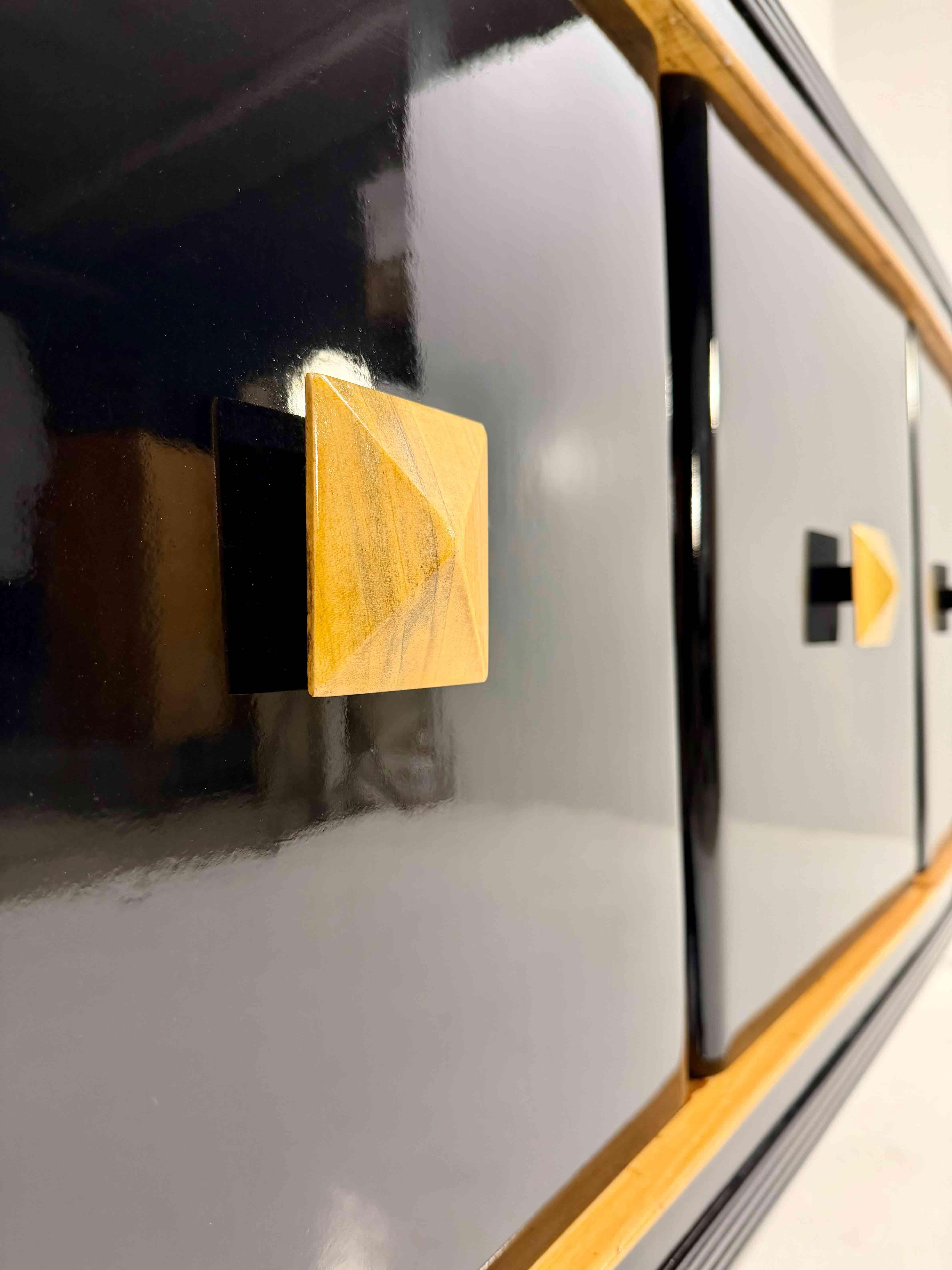 Aparador Art Decó italiano de los años 40 en ebonizado negro con detalles en arce claro en venta 2