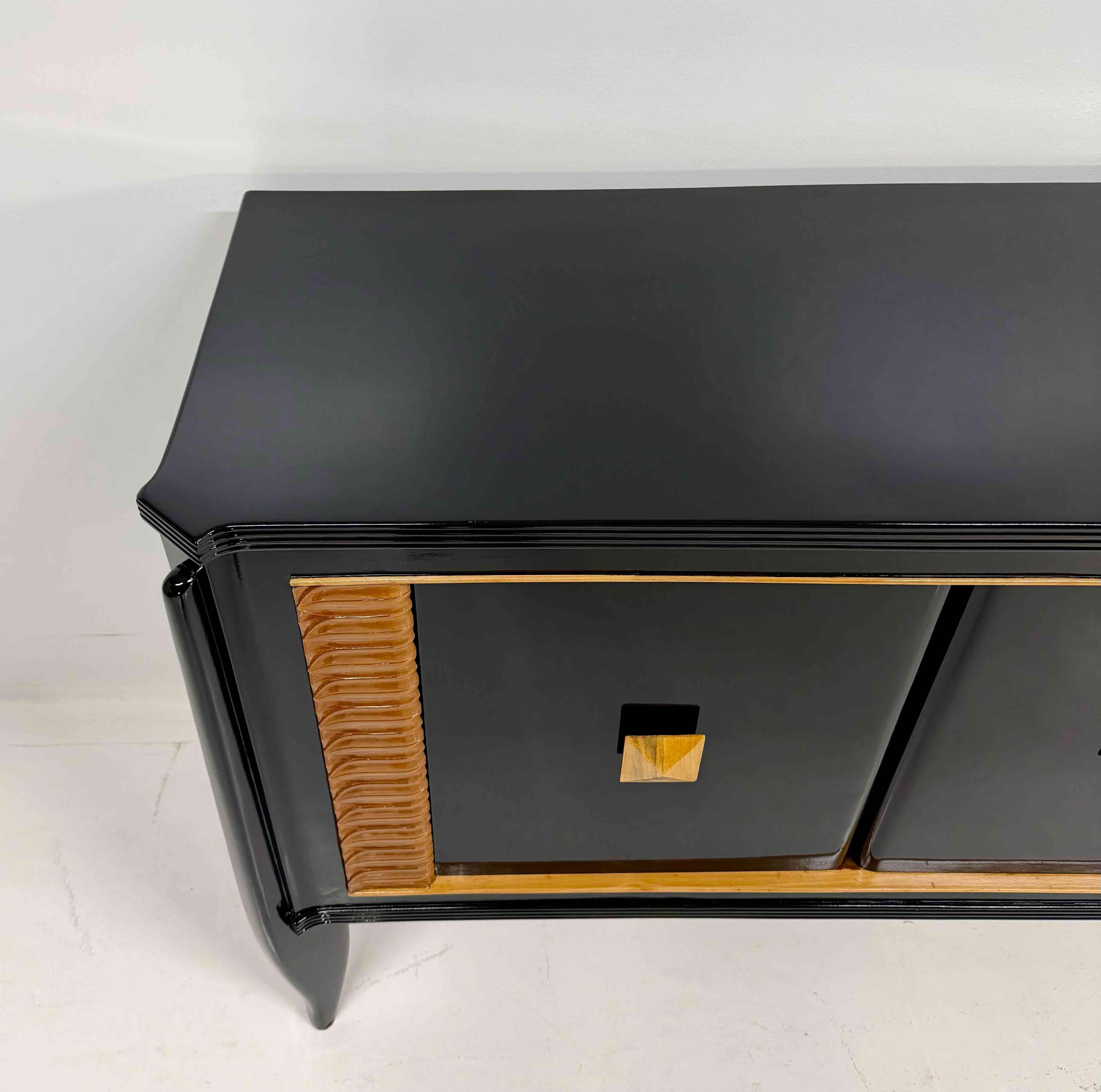 Aparador Art Decó italiano de los años 40 en ebonizado negro con detalles en arce claro en venta 3