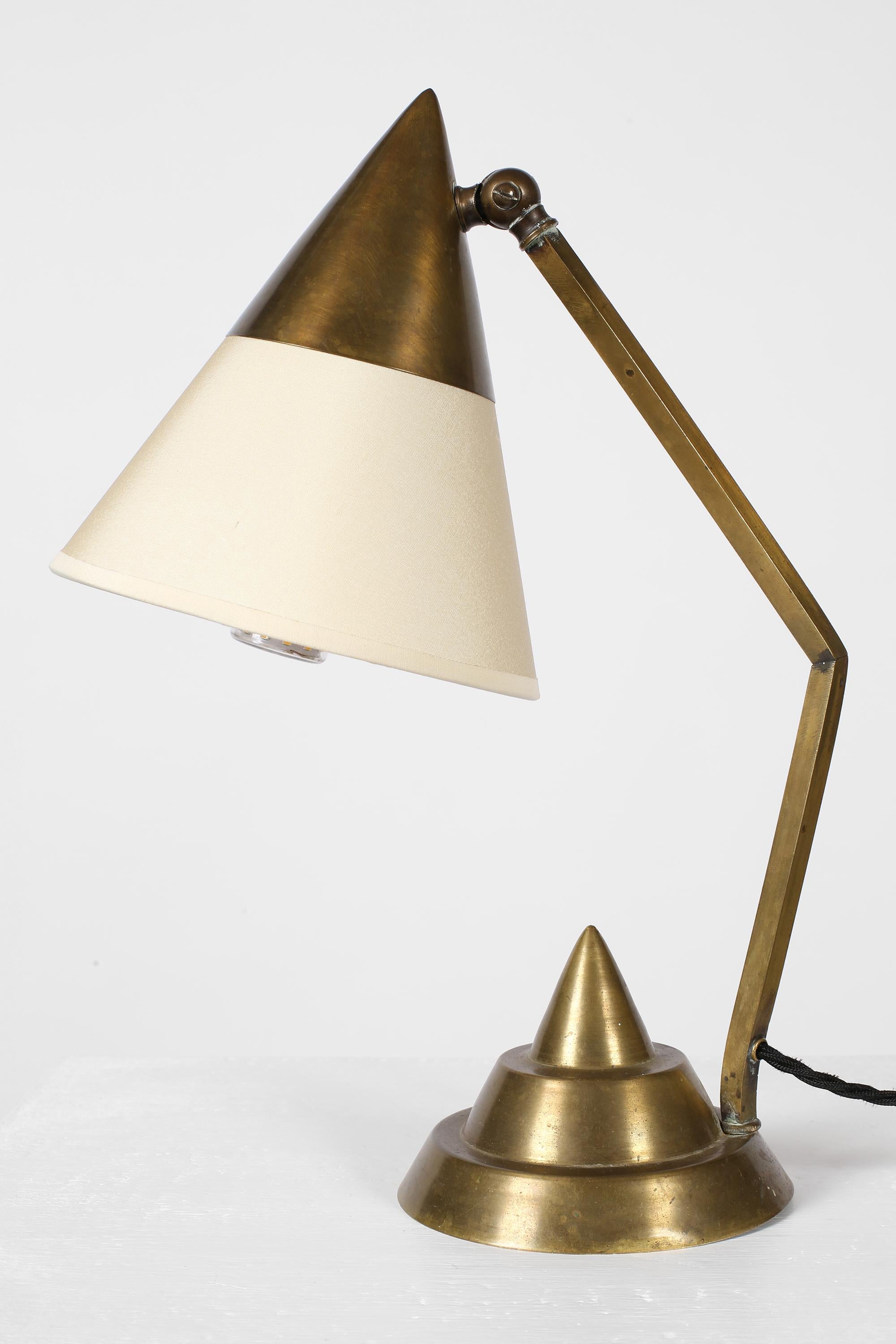 Italienische Art Deco 1940er Messing Modernist Schreibtischlampe im Zustand „Gut“ im Angebot in London, GB