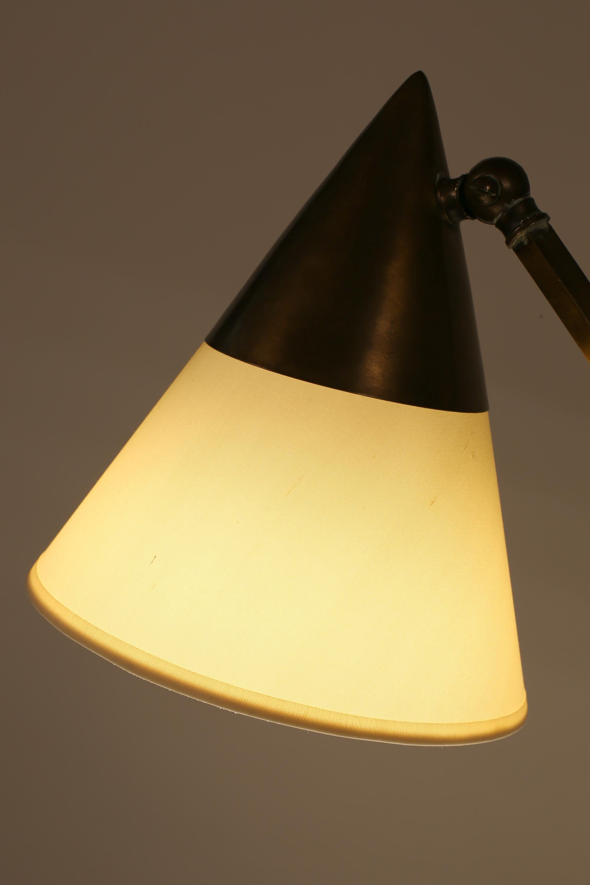 Italienische Art Deco 1940er Messing Modernist Schreibtischlampe (20. Jahrhundert) im Angebot