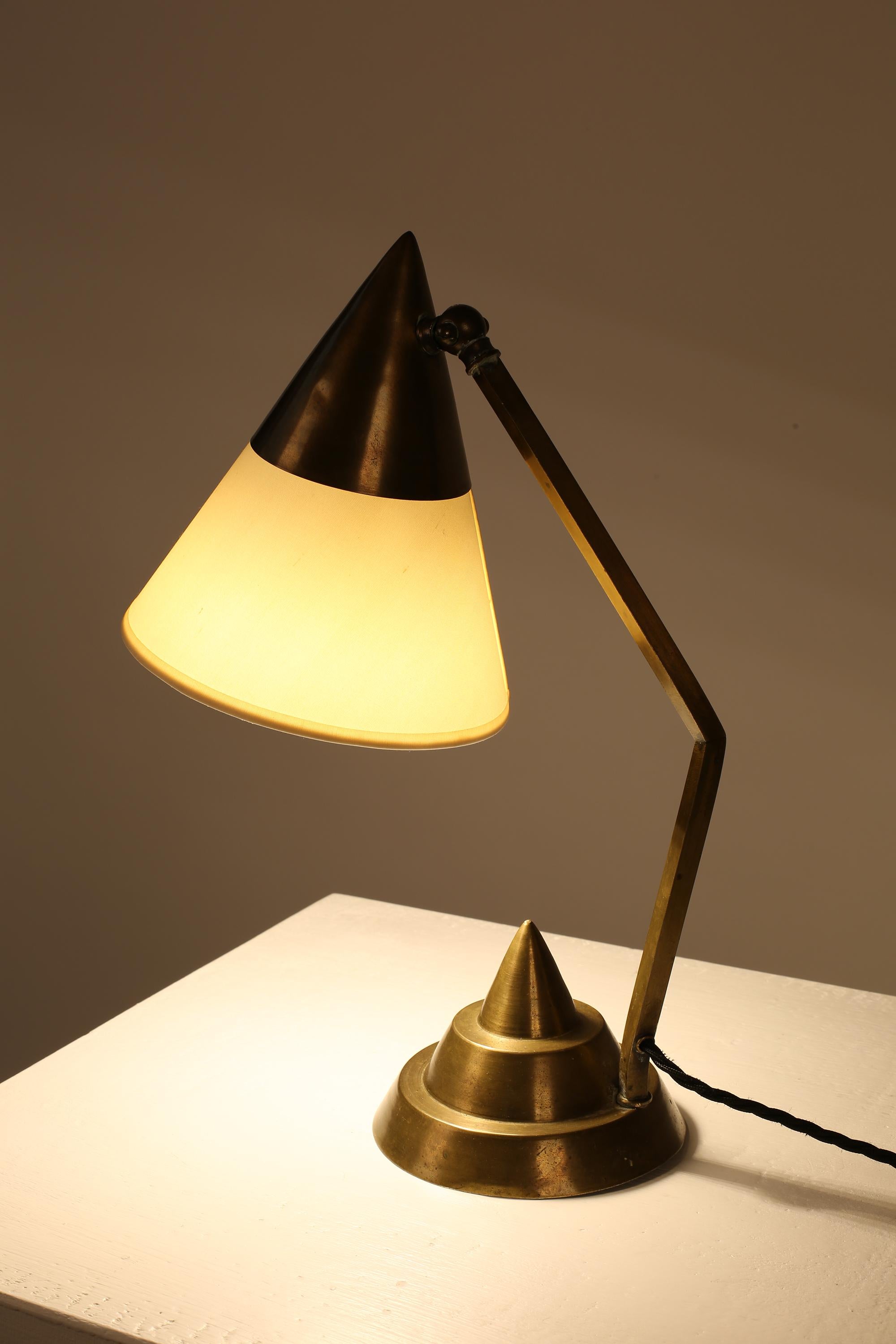 Italienische Art Deco 1940er Messing Modernist Schreibtischlampe im Angebot 1