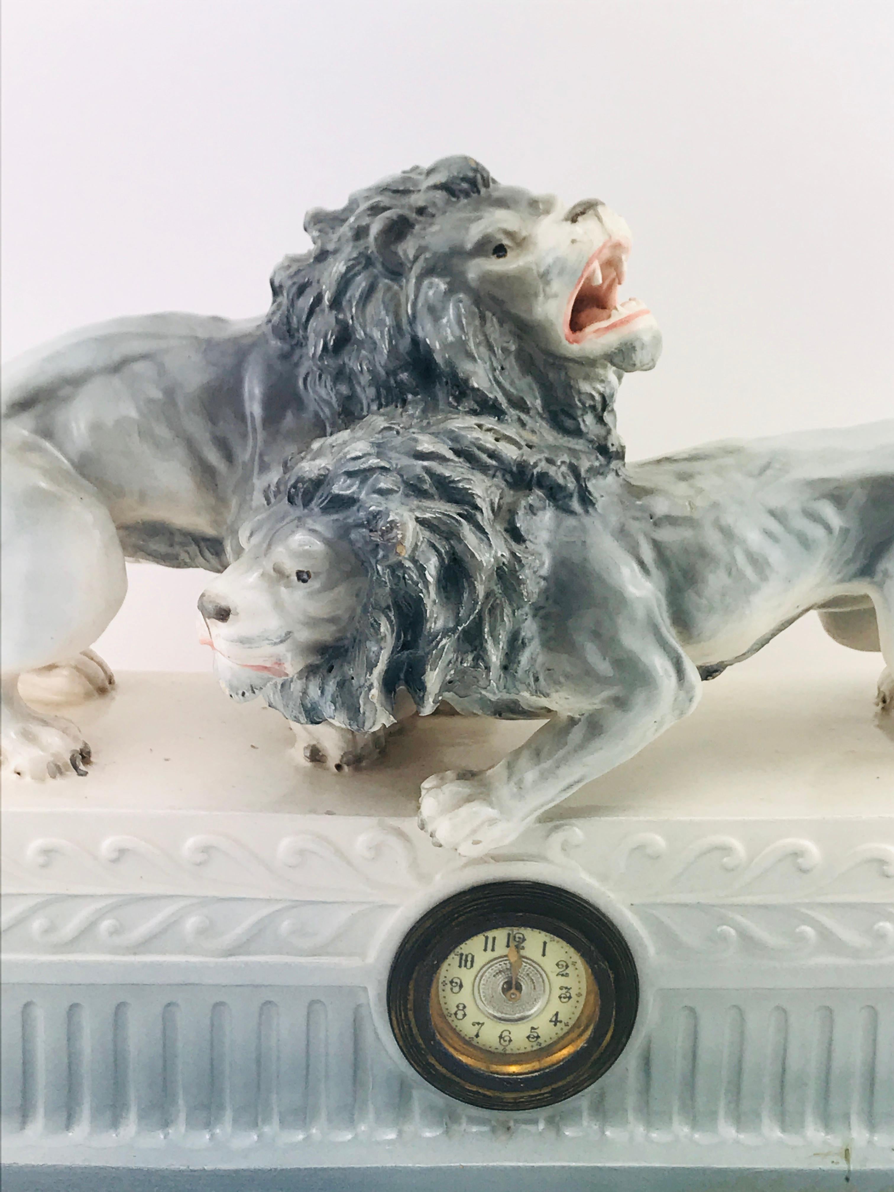 Italian Art Deco 1940s Ceramic Lions Sculpture Table Clock, 1940s In Good Condition In Byron Bay, NSW