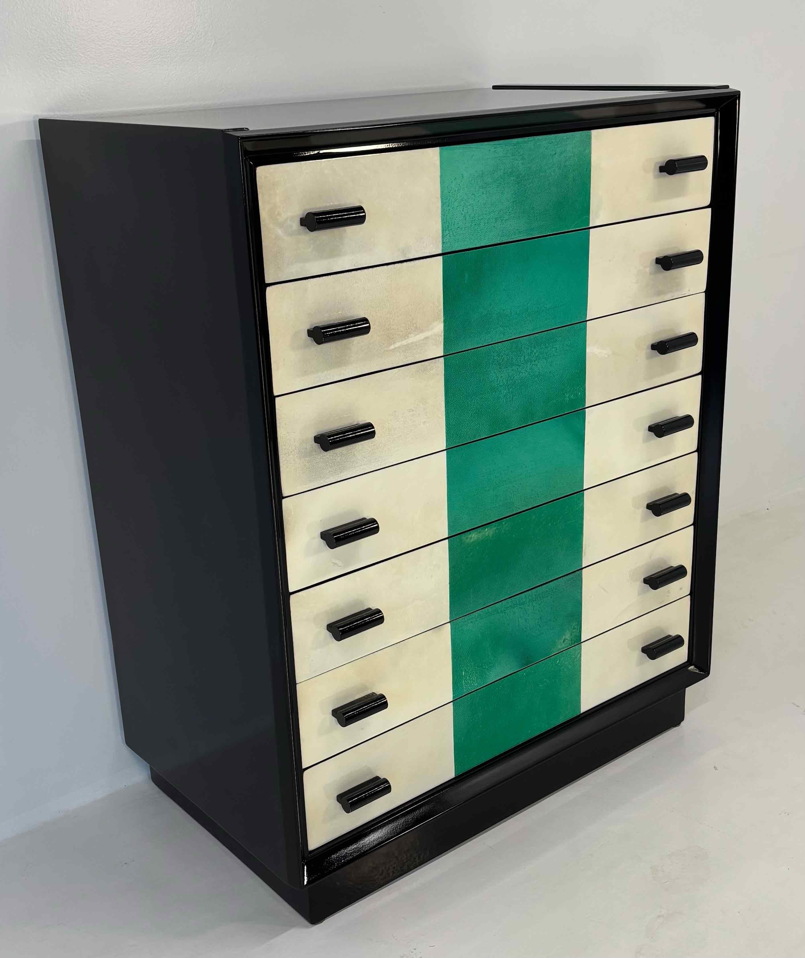 Milieu du XXe siècle Commode Art déco italienne des années 1950 en laque noire et parchemin en vente