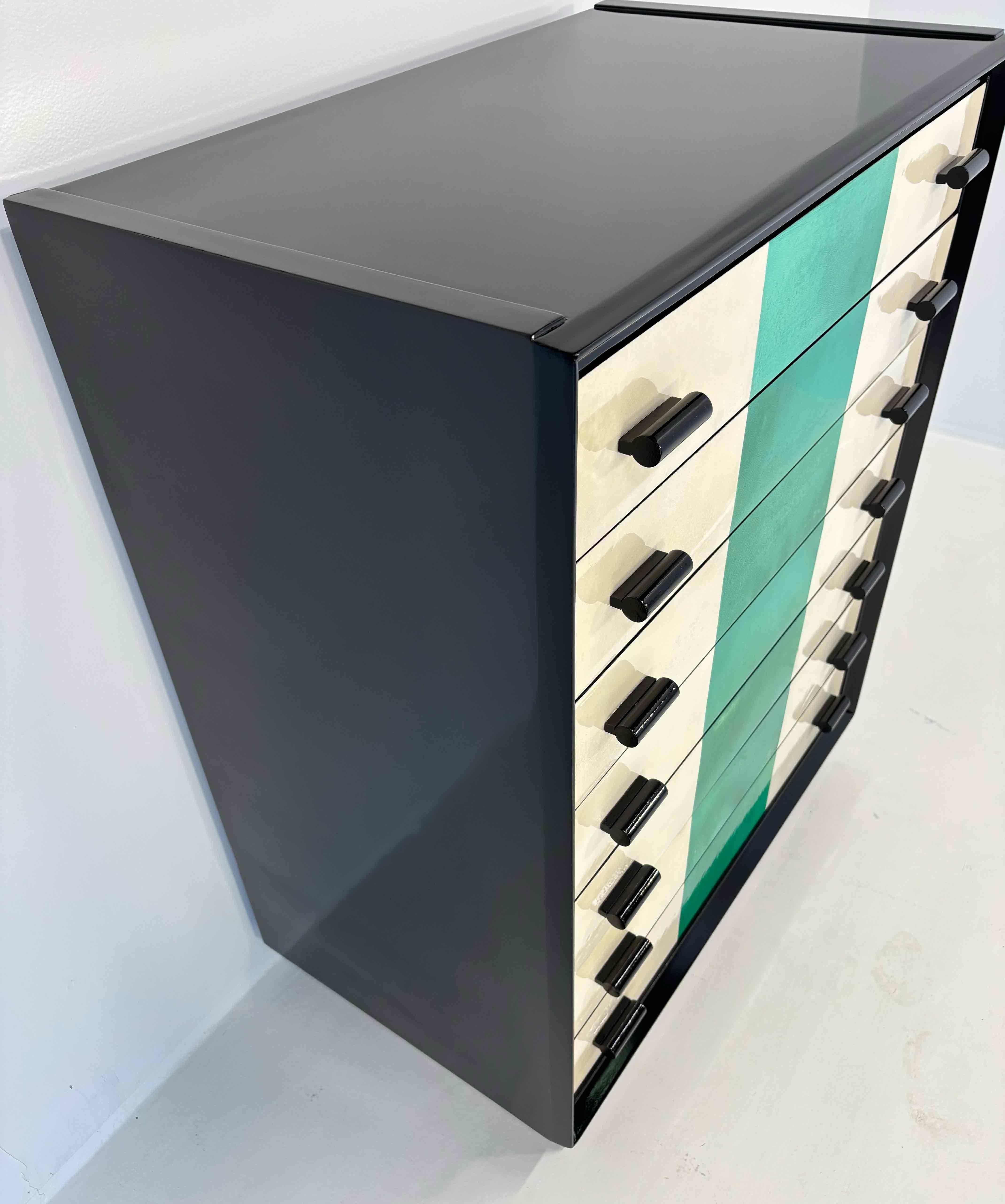 Papier parchemin Commode Art déco italienne des années 1950 en laque noire et parchemin en vente
