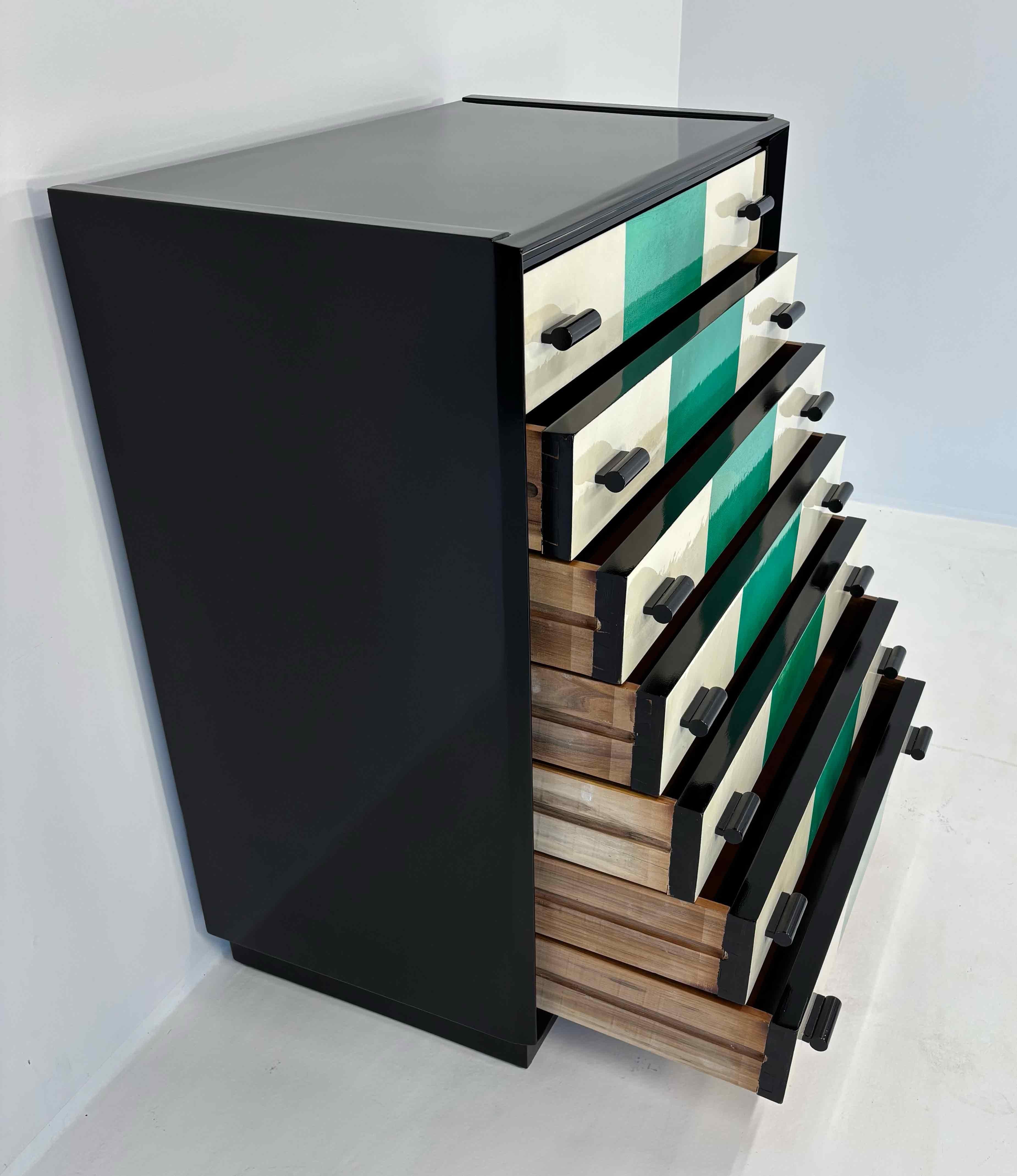 Commode Art déco italienne des années 1950 en laque noire et parchemin en vente 2