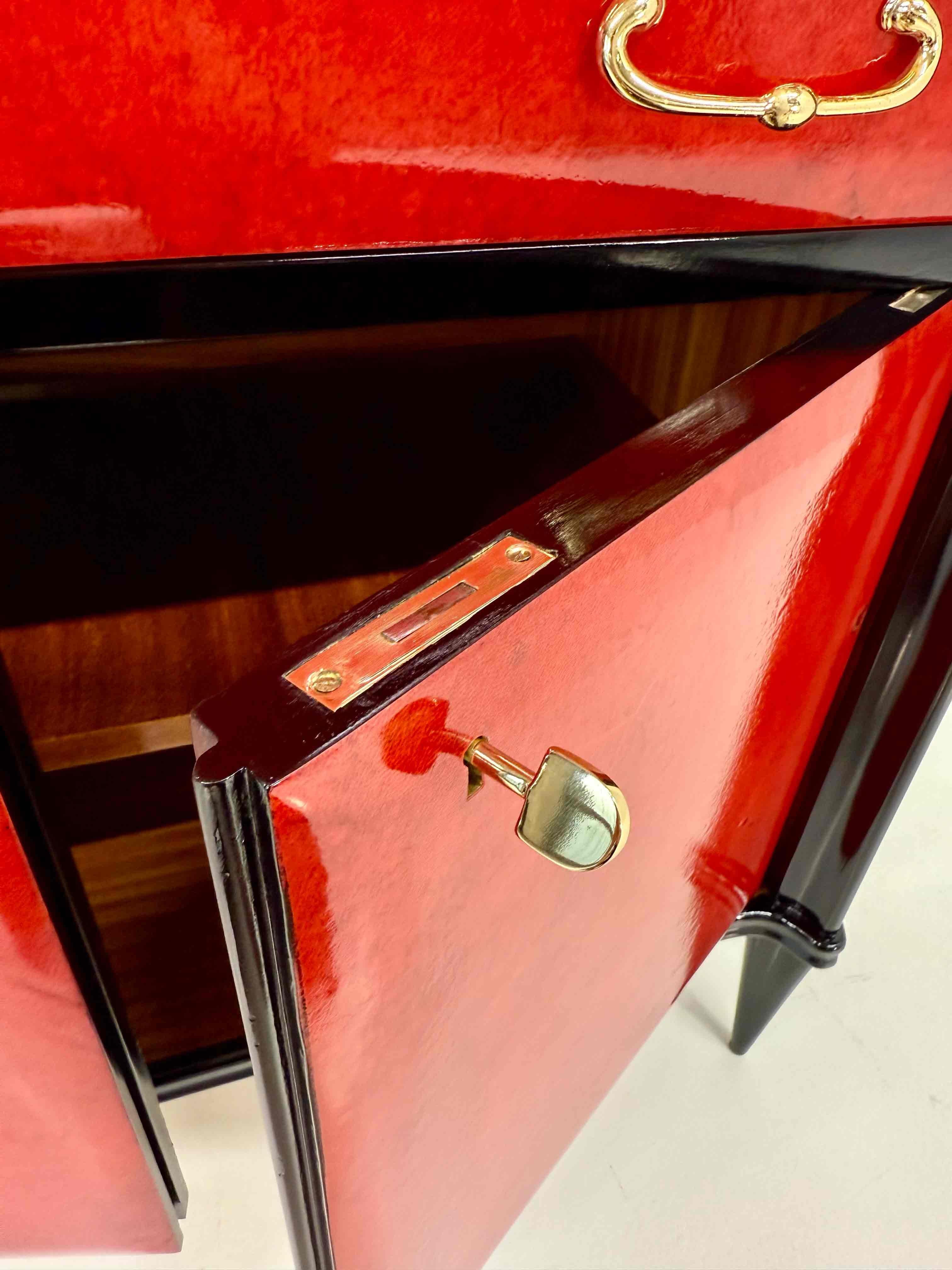 Italienische Kommode im Art déco der 1950er Jahre aus rotem Pergament und schwarzem Lack im Angebot 6