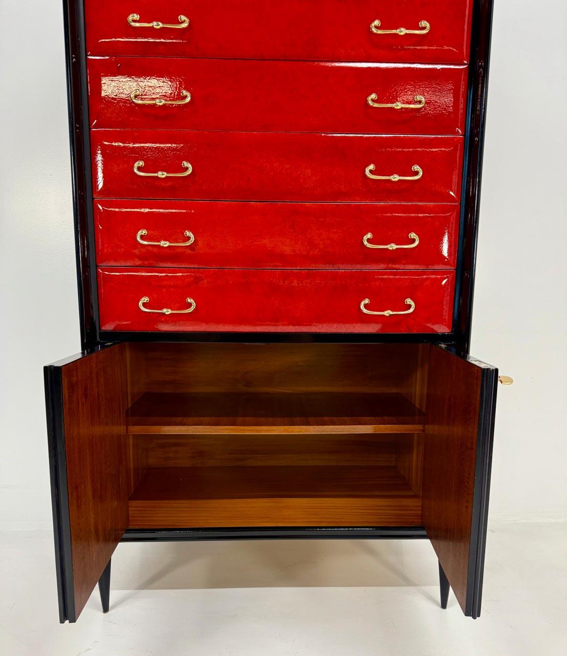 Italienische Kommode im Art déco der 1950er Jahre aus rotem Pergament und schwarzem Lack im Angebot 5