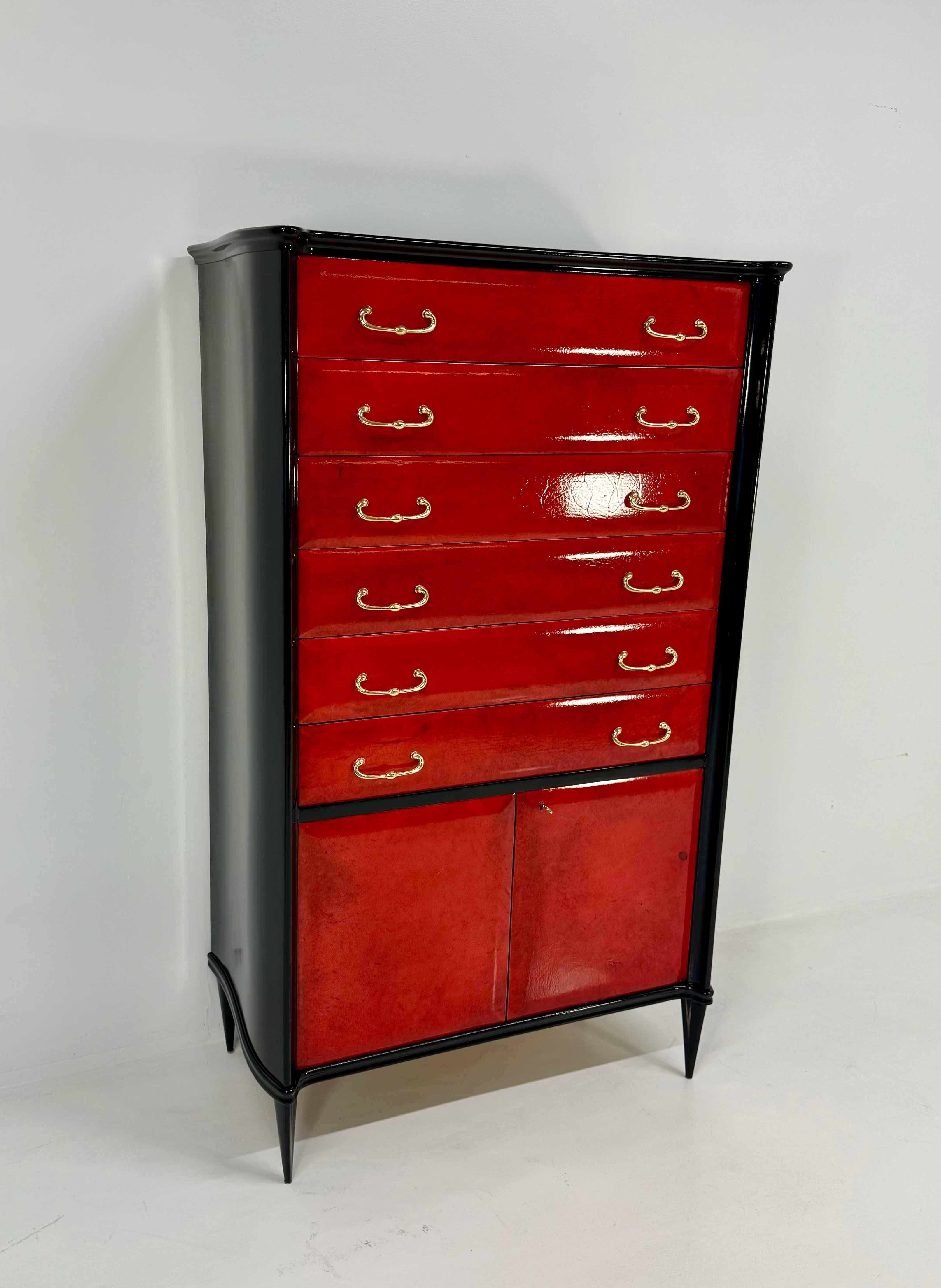 Italienische Kommode im Art déco der 1950er Jahre aus rotem Pergament und schwarzem Lack im Zustand „Gut“ im Angebot in Meda, MB