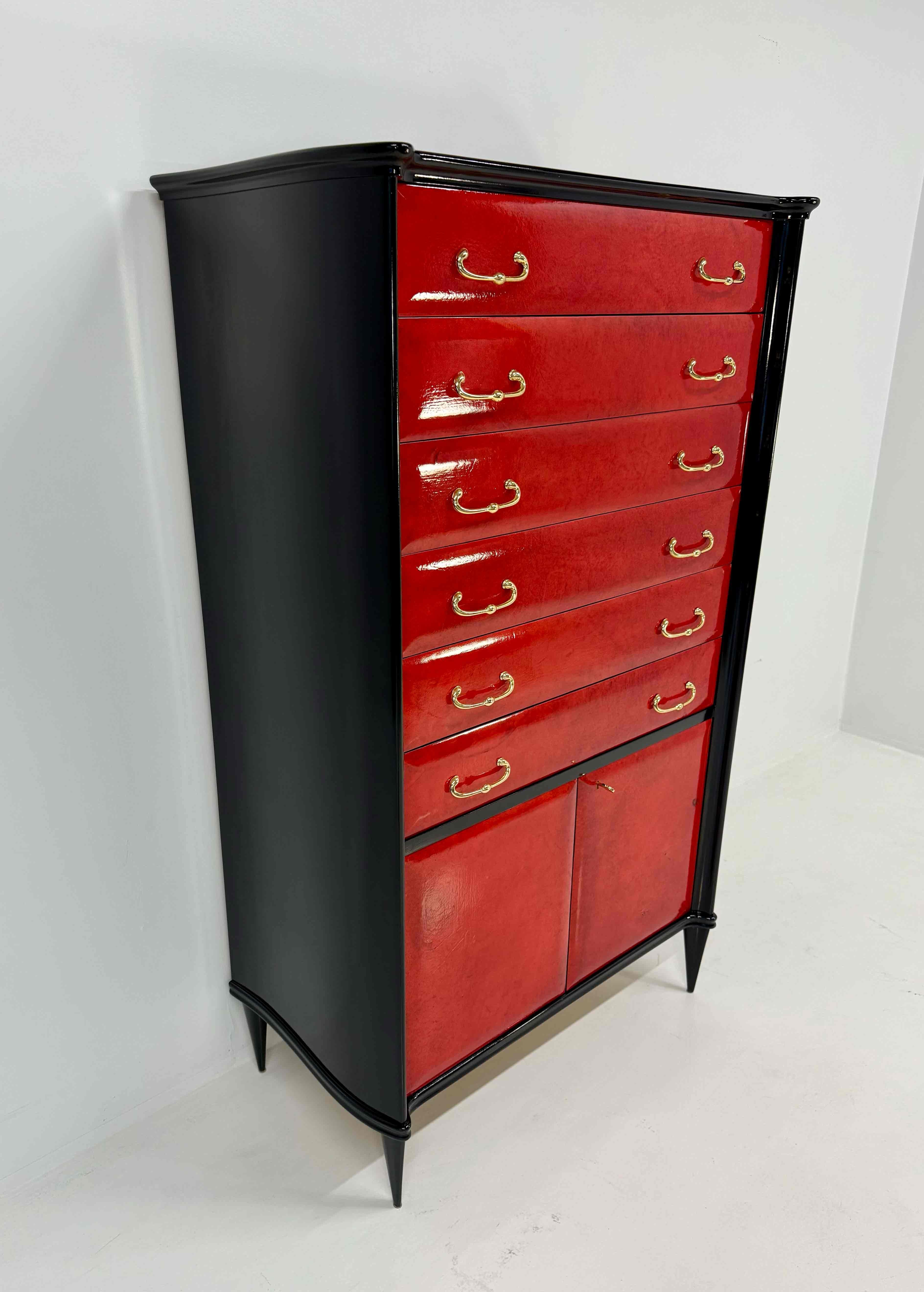 Italienische Kommode im Art déco der 1950er Jahre aus rotem Pergament und schwarzem Lack (Mitte des 20. Jahrhunderts) im Angebot