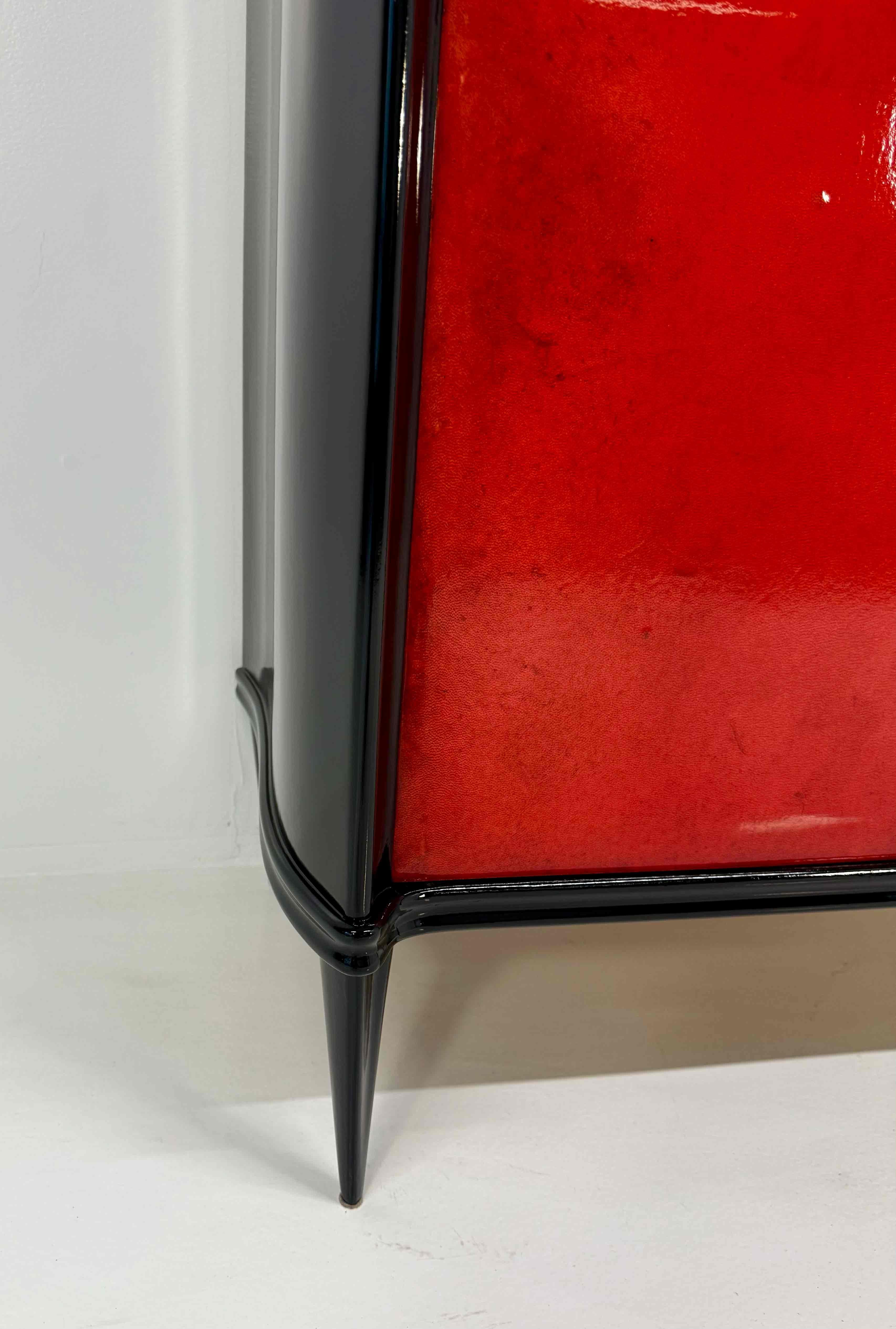 Italienische Kommode im Art déco der 1950er Jahre aus rotem Pergament und schwarzem Lack (Pergamentpapier) im Angebot