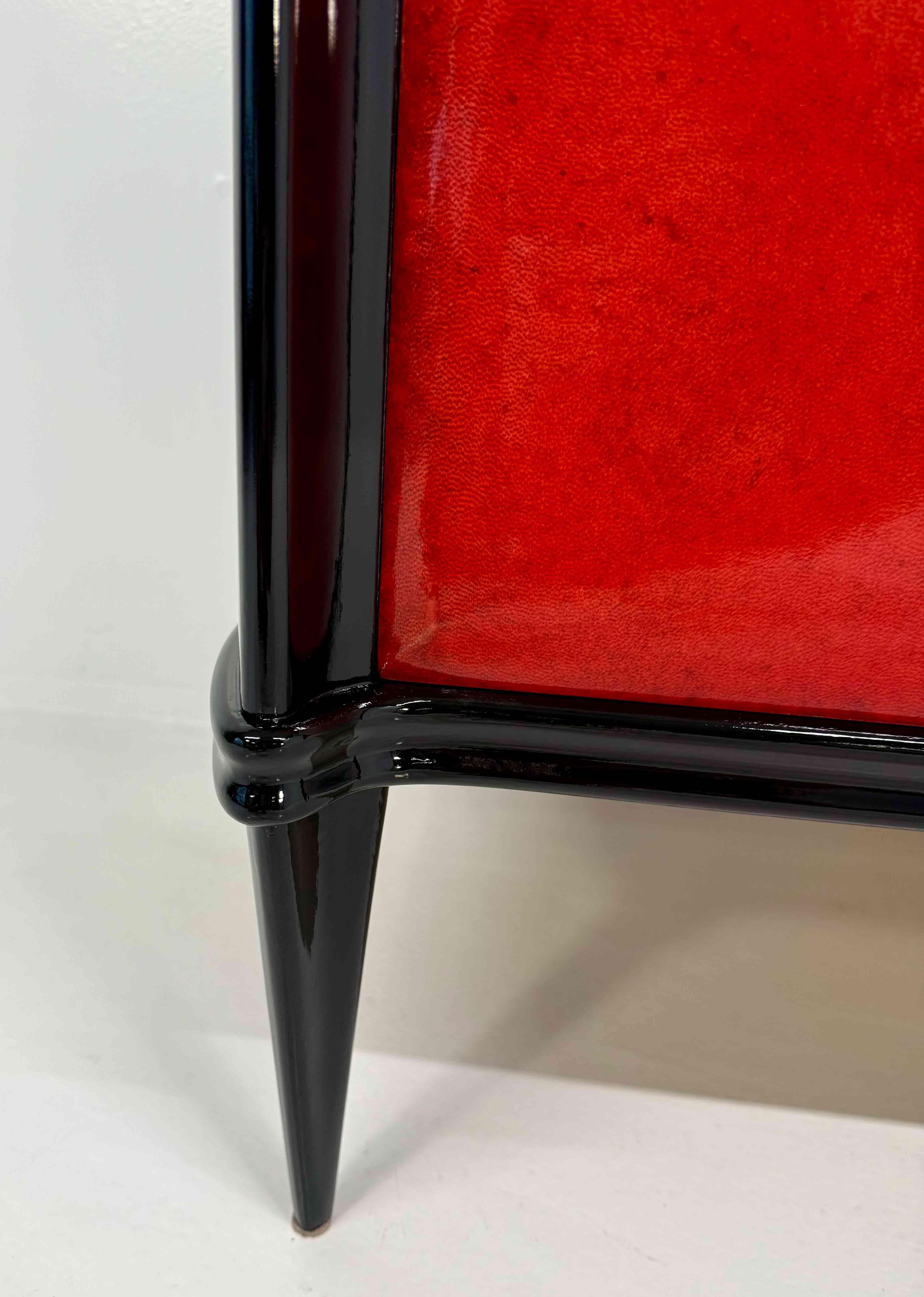 Italienische Kommode im Art déco der 1950er Jahre aus rotem Pergament und schwarzem Lack im Angebot 1