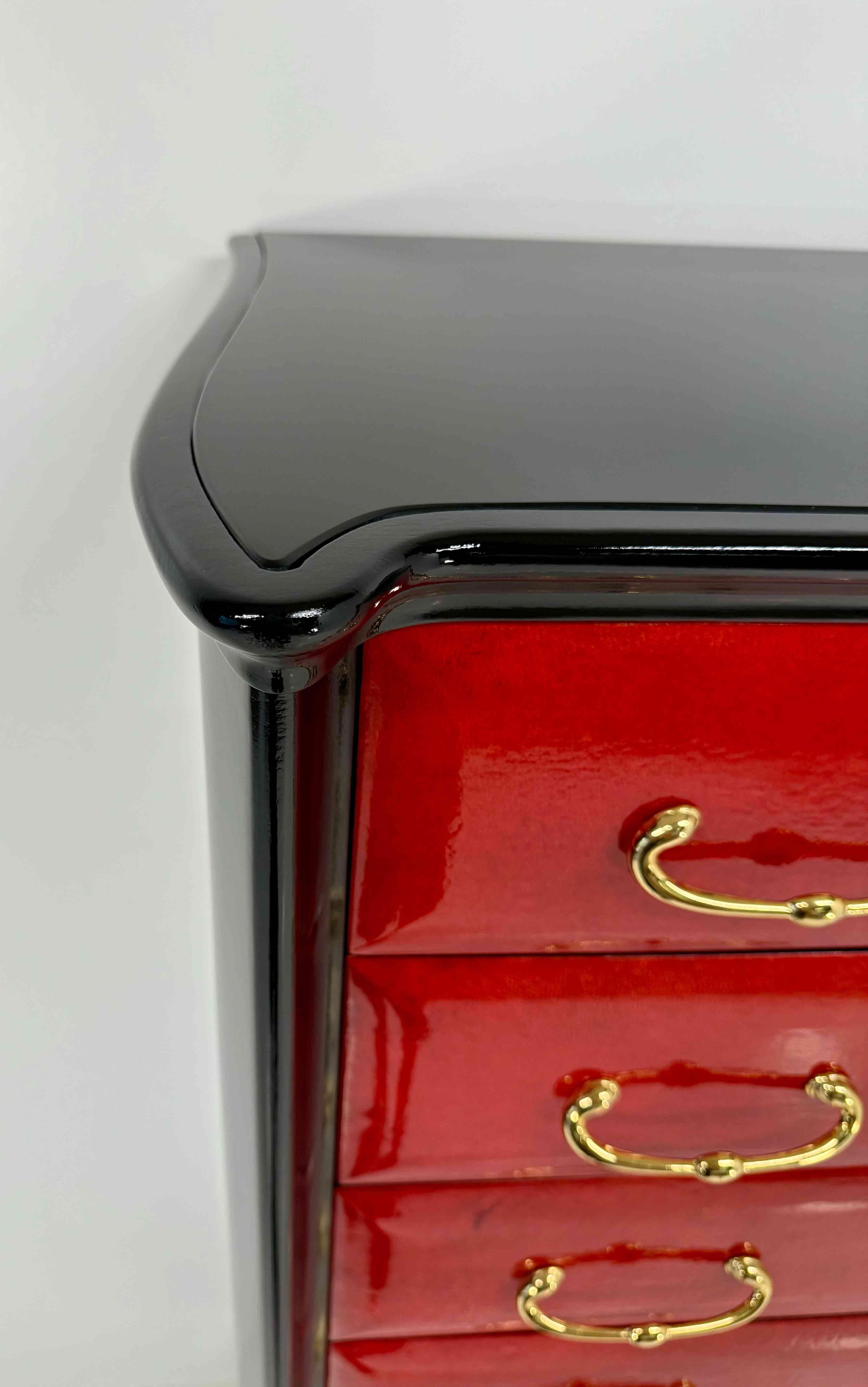 Italienische Kommode im Art déco der 1950er Jahre aus rotem Pergament und schwarzem Lack im Angebot 2