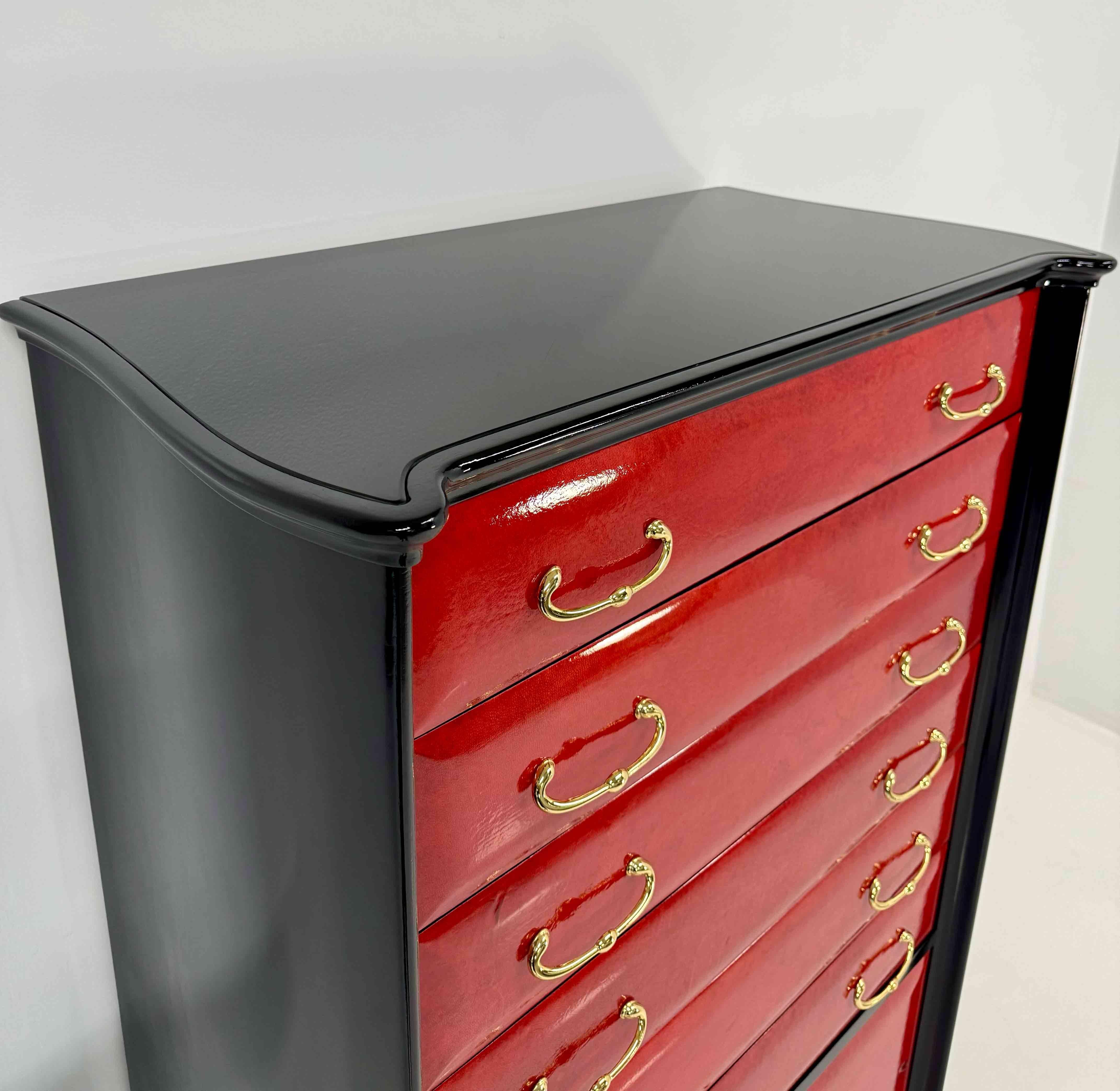 Italienische Kommode im Art déco der 1950er Jahre aus rotem Pergament und schwarzem Lack im Angebot 3