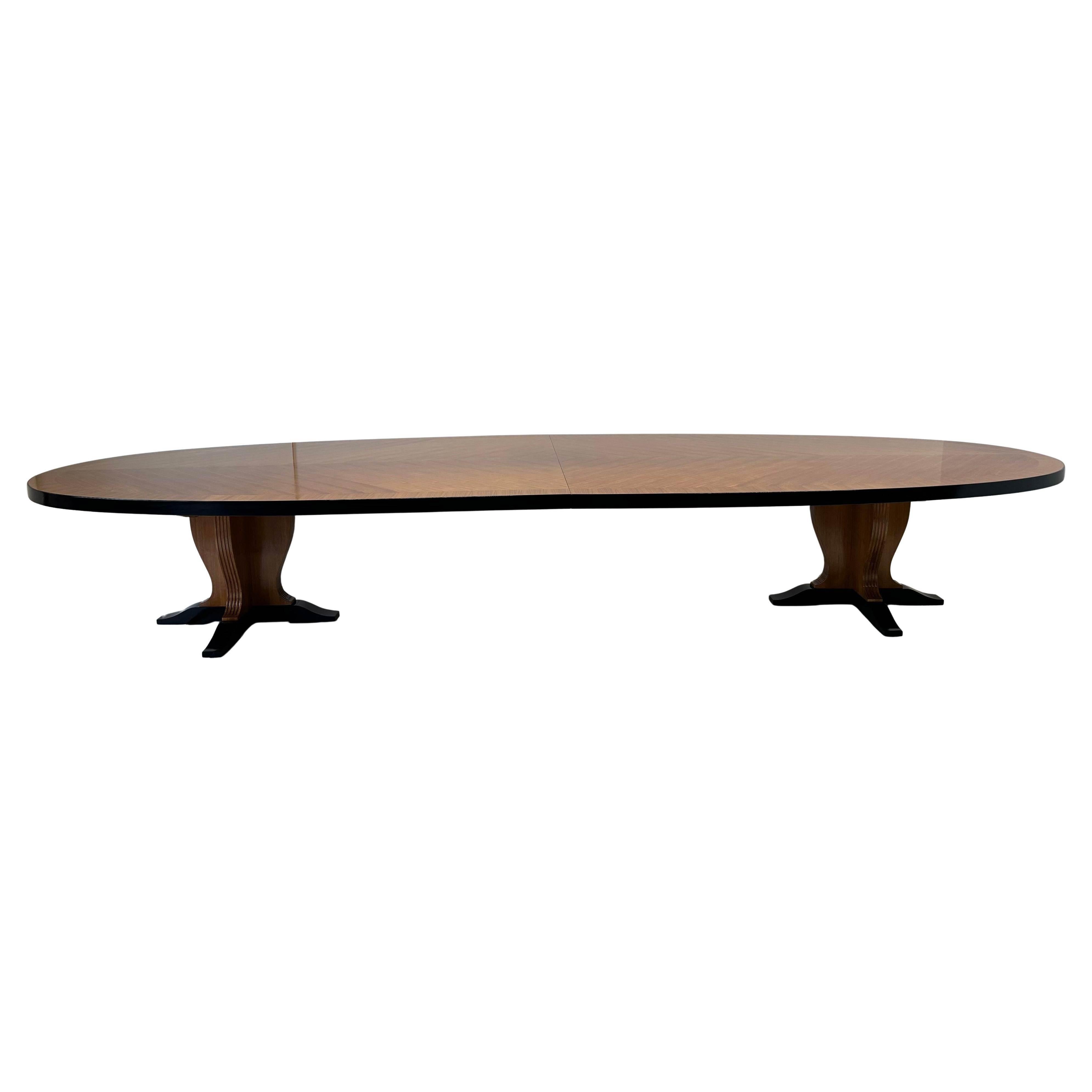 Questo tavolo Art Deco è stato prodotto in Italia negli anni Cinquanta. 
È completamente realizzato in noce e noce massiccio. I profili sono in lacca nera.
È stato creato negli anni '50 per essere utilizzato come tavolo da conferenza in
