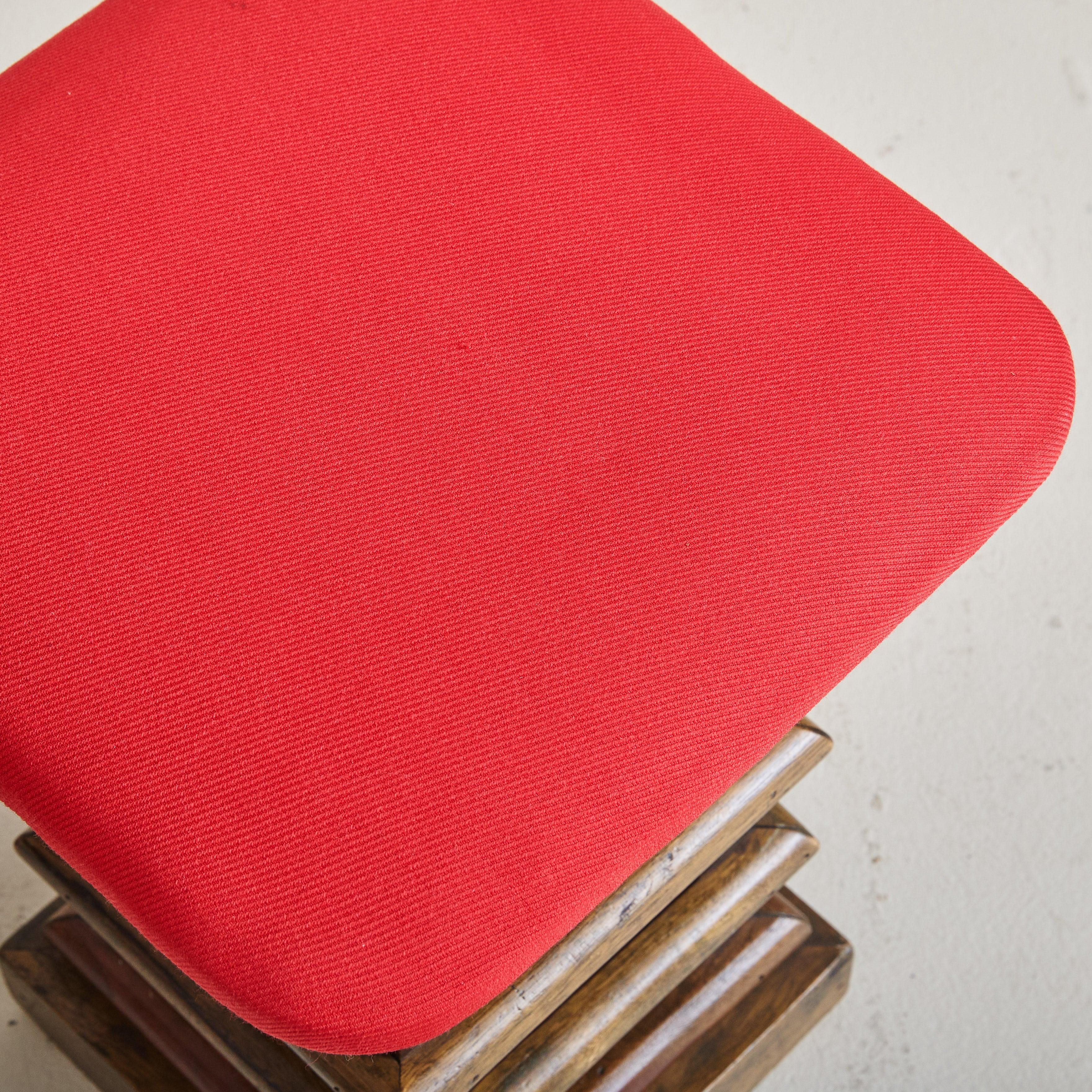 Taburete acentuado Art Decó italiano con cojín rojo, años 60 en venta 4