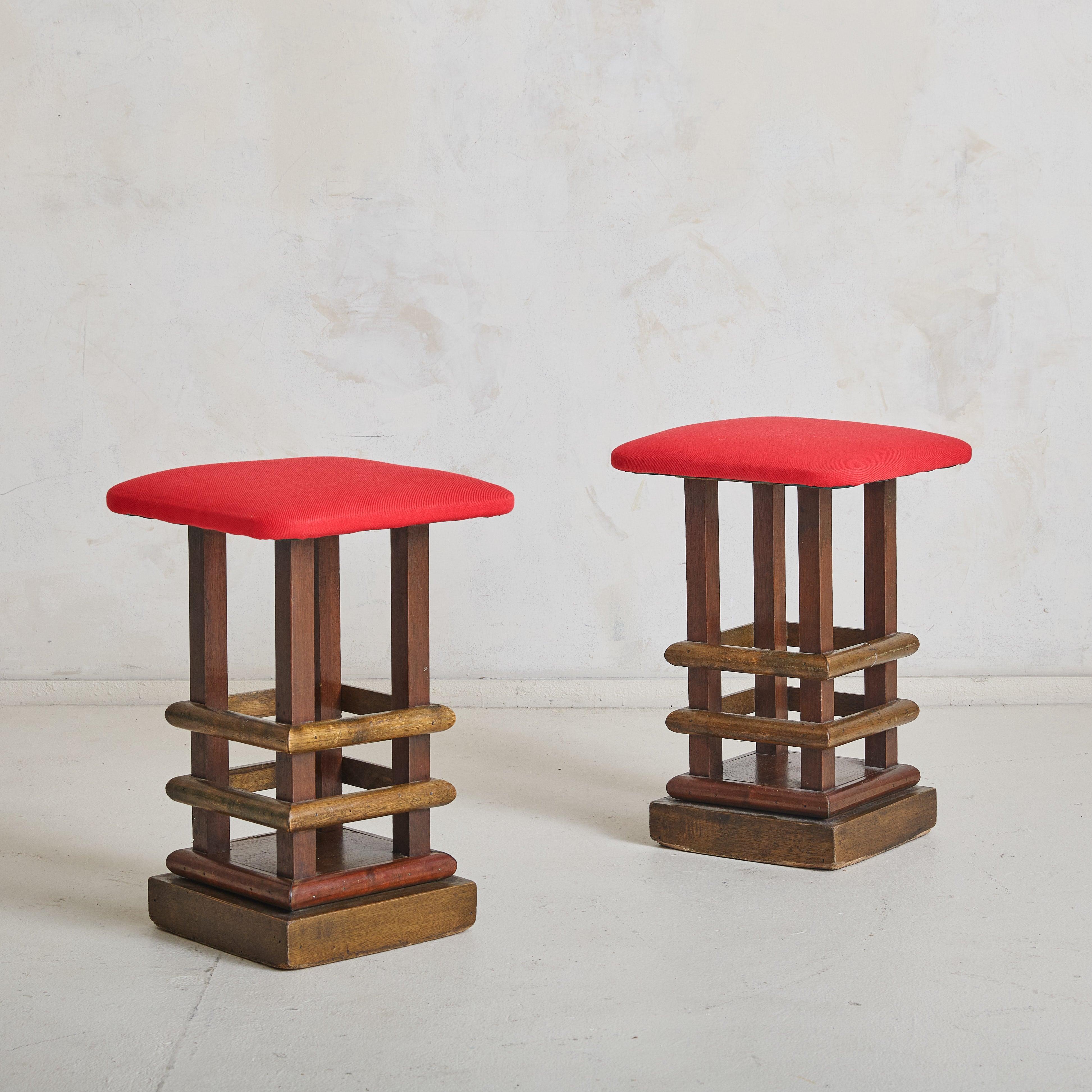 Taburete acentuado Art Decó italiano con cojín rojo, años 60 Italiano en venta