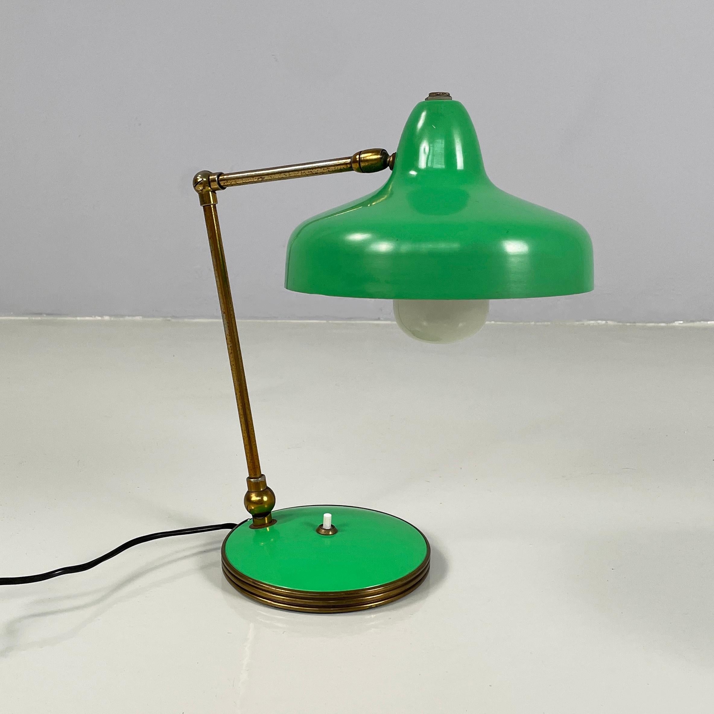 Milieu du XXe siècle Lampe de table Art déco italienne réglable en laiton et métal vert, années 1950 en vente