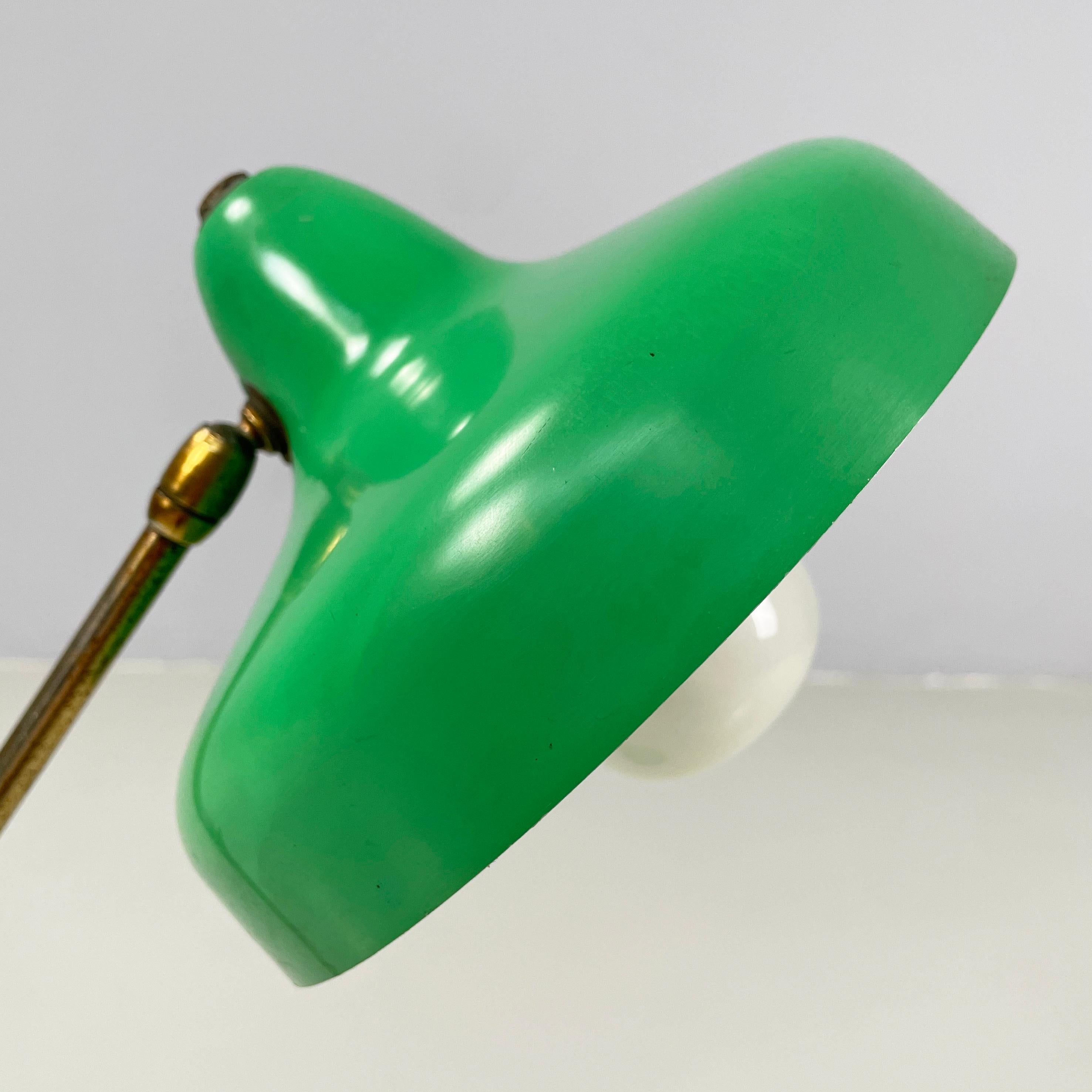 Lampe de table Art déco italienne réglable en laiton et métal vert, années 1950 en vente 1