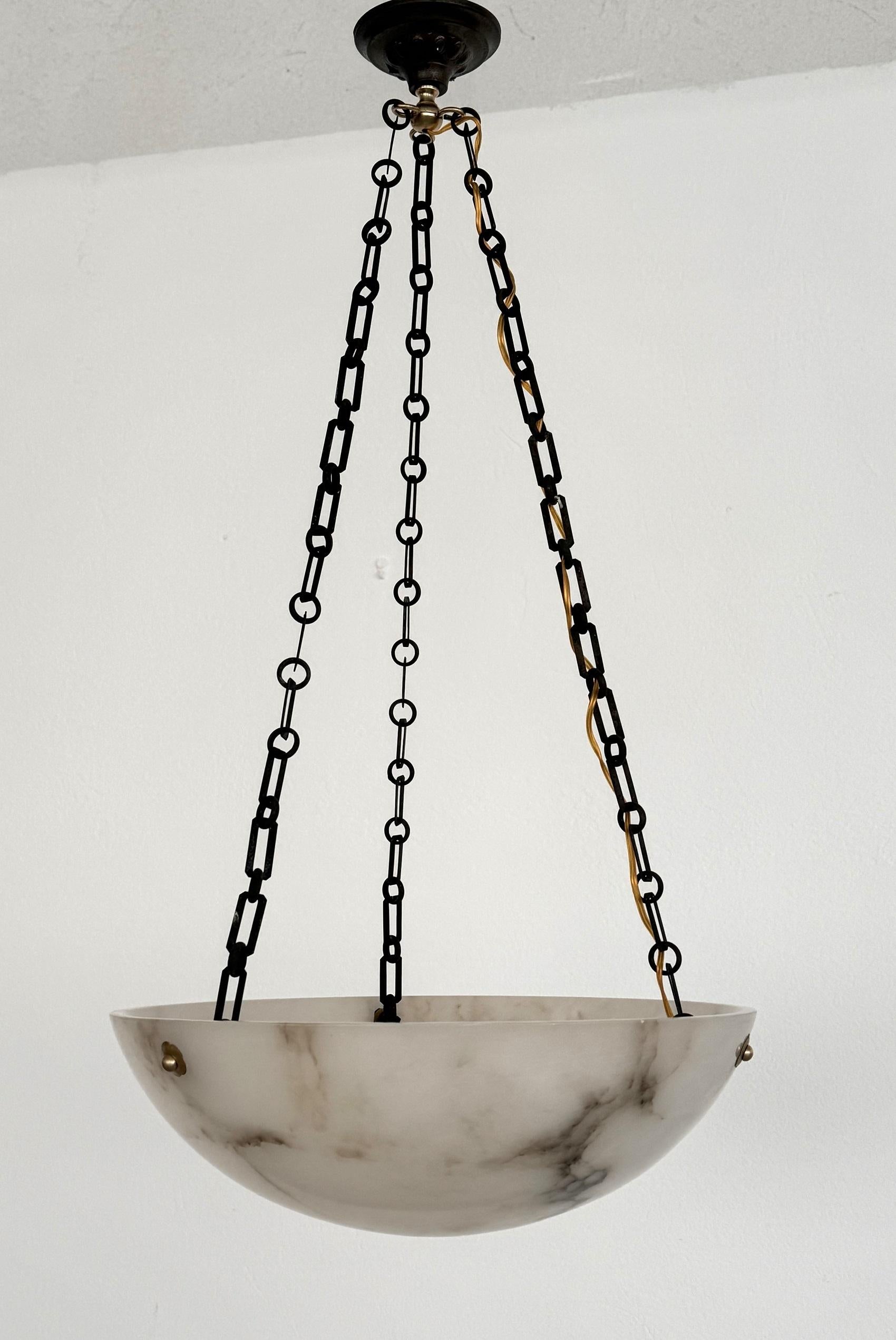 Italienischer Art-Déco-Kronleuchter aus Alabaster mit originaler Kette, 1940er Jahre (Art déco)
