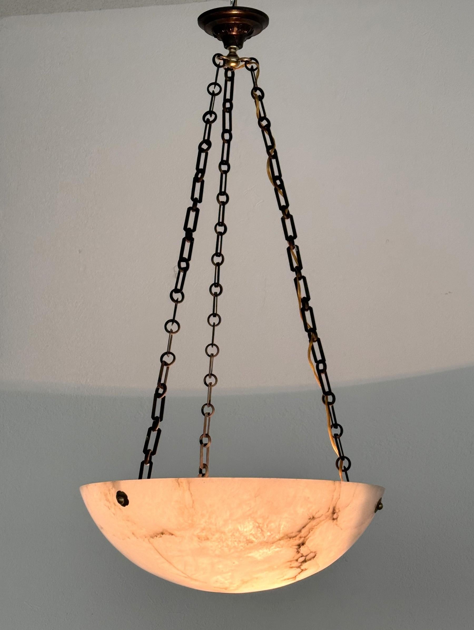 Italienischer Art-Déco-Kronleuchter aus Alabaster mit originaler Kette, 1940er Jahre (Eisen)