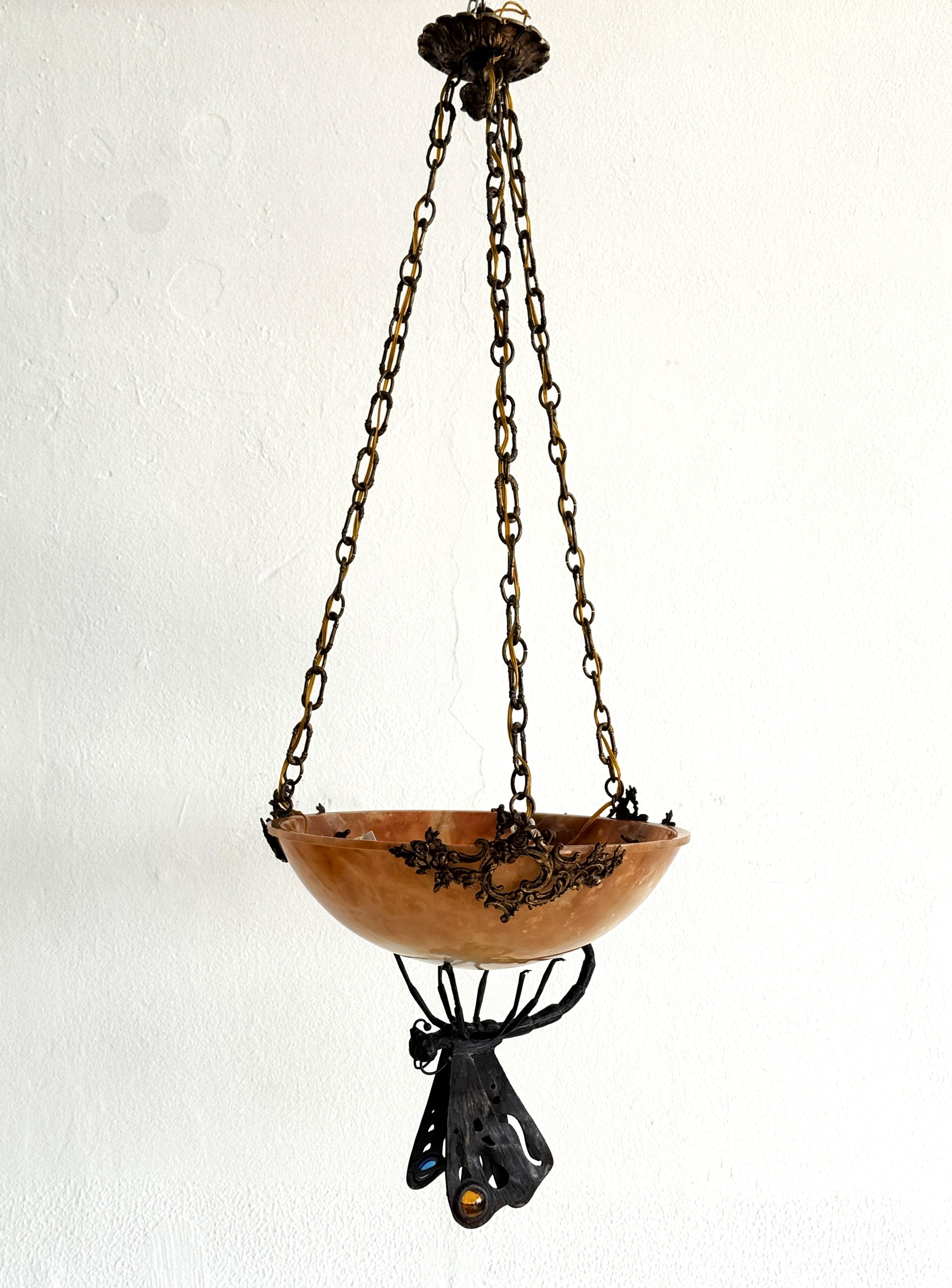Lampadario Art Deco italiano in alabastro con farfalla in ferro battuto e catena in vendita 2