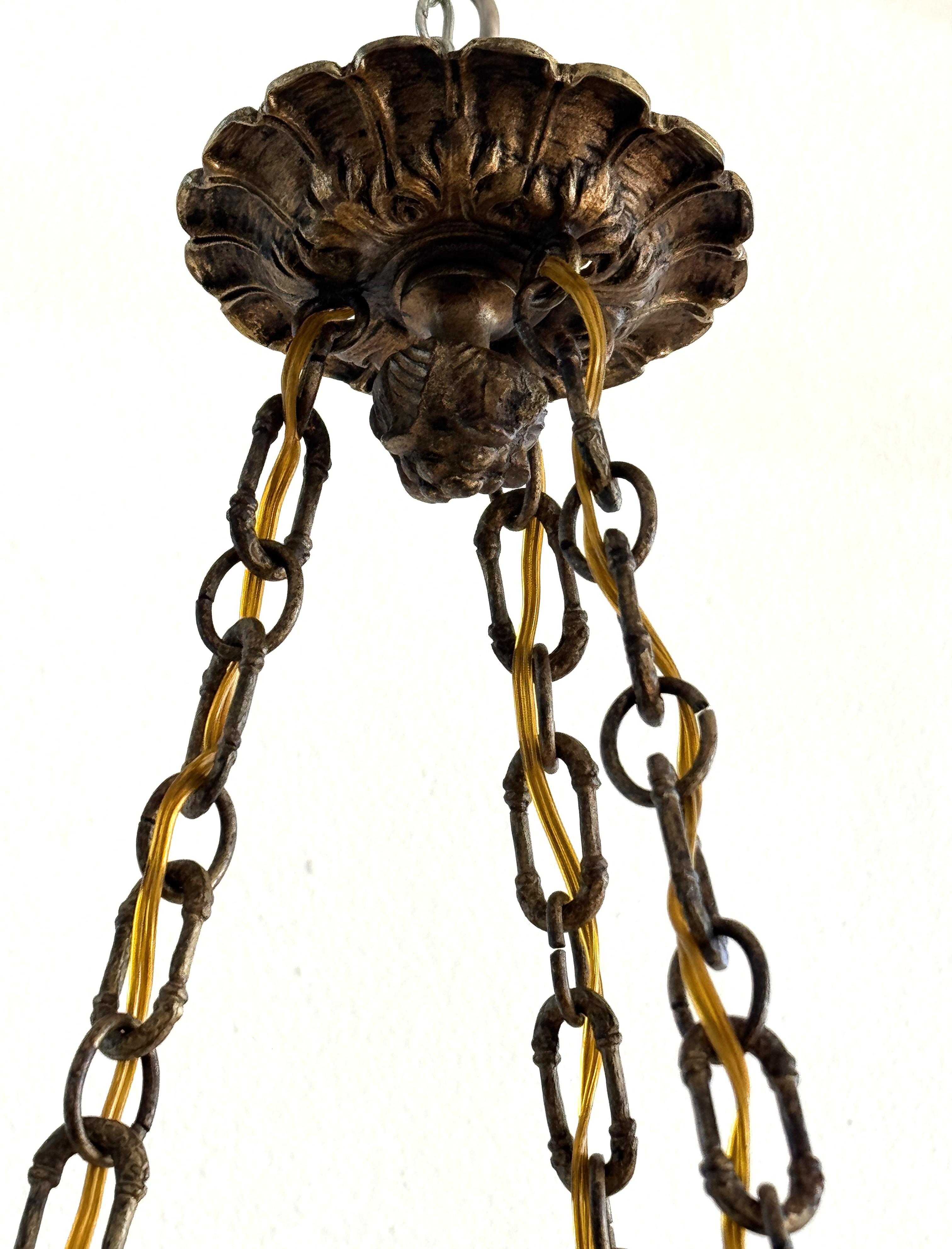 Lampadario Art Deco italiano in alabastro con farfalla in ferro battuto e catena in vendita 4