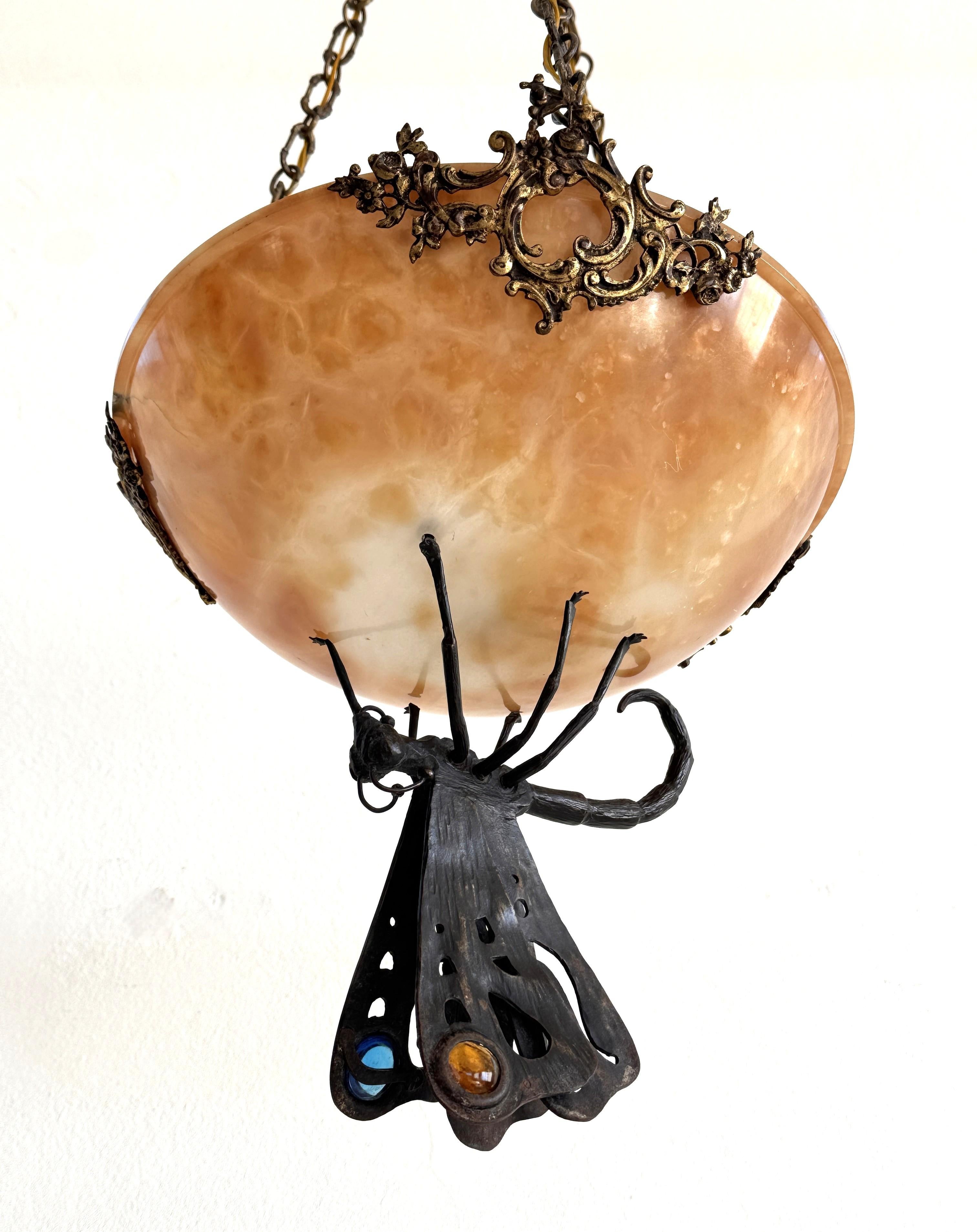 Lampadario Art Deco italiano in alabastro con farfalla in ferro battuto e catena in vendita 5