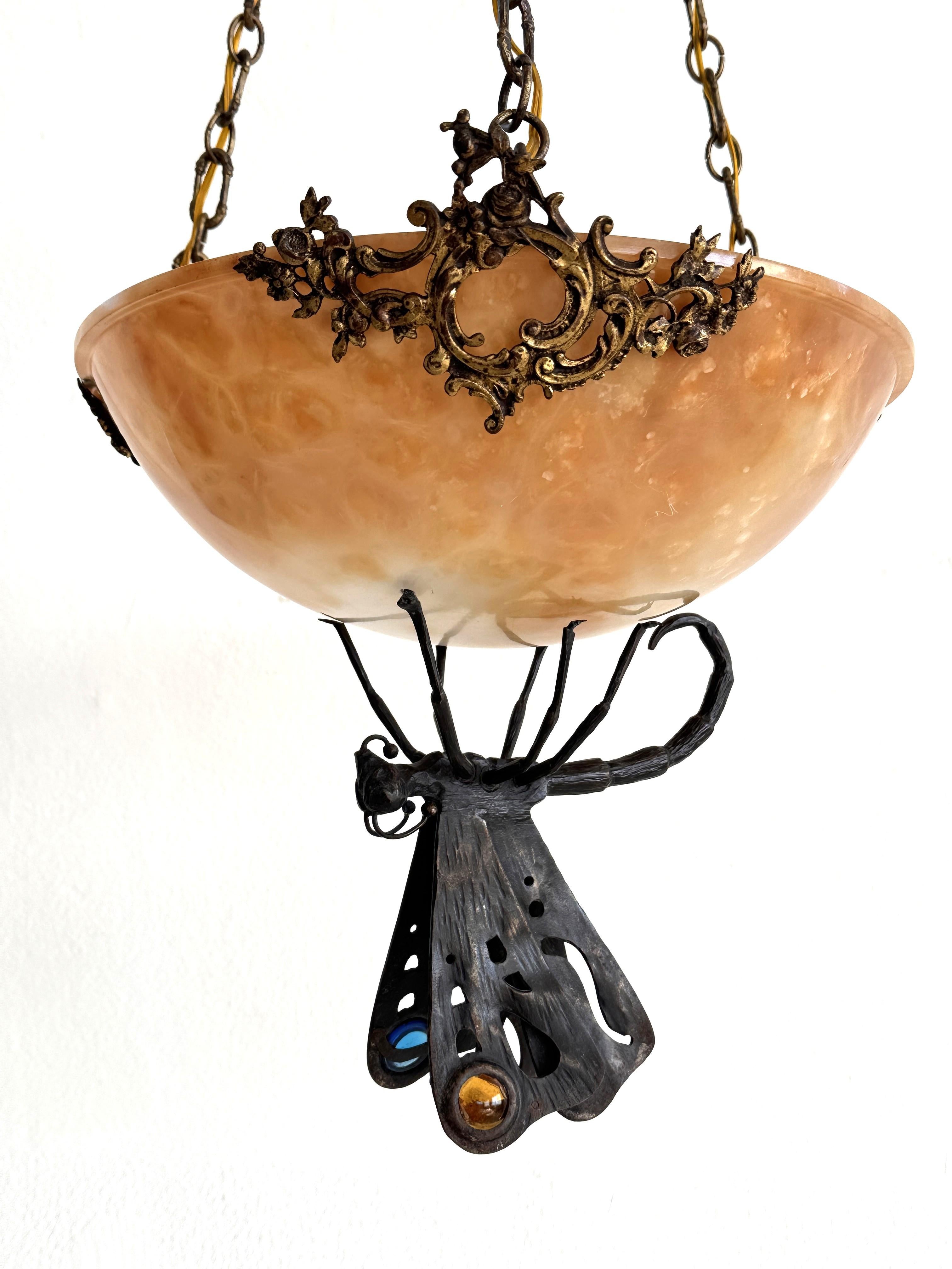 Lampadario Art Deco italiano in alabastro con farfalla in ferro battuto e catena in vendita 6
