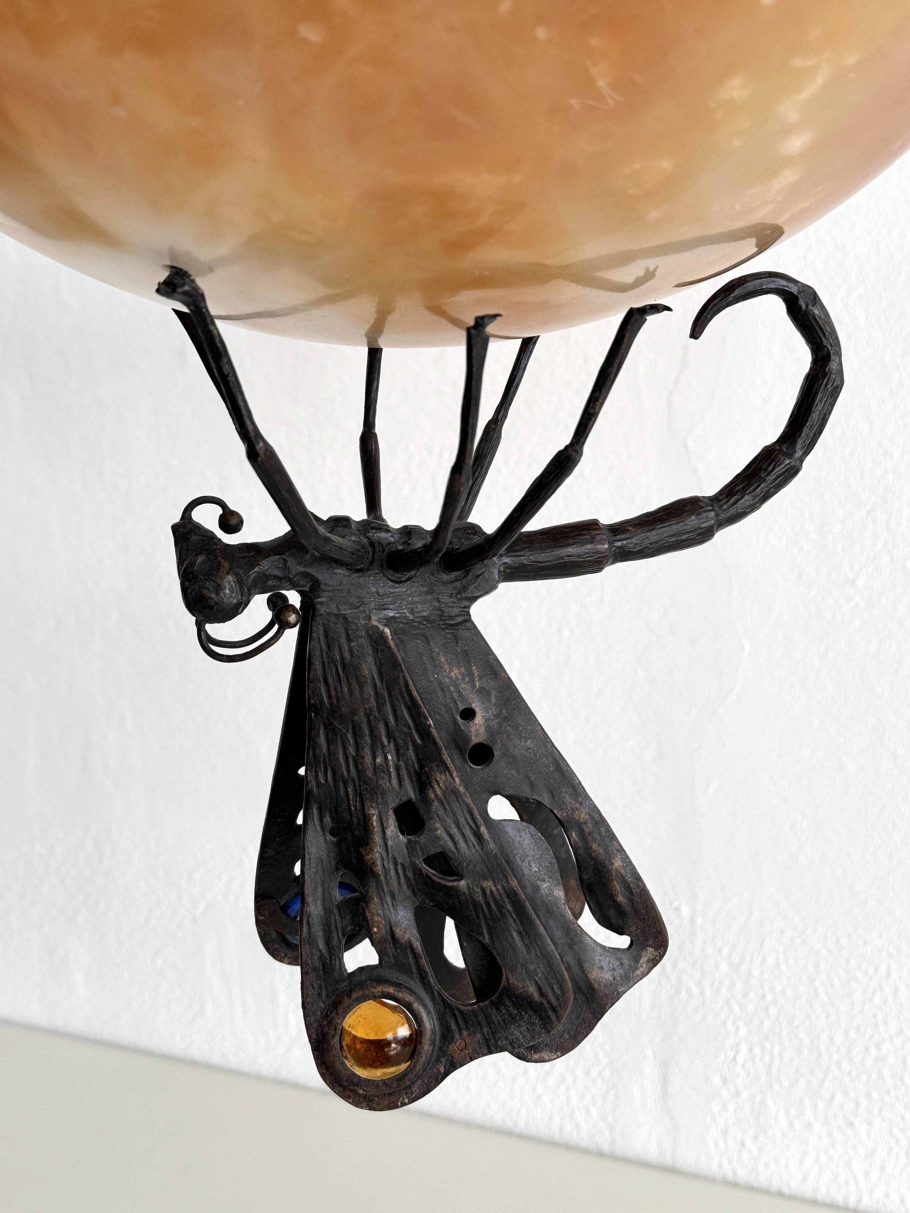 Lampadario Art Deco italiano in alabastro con farfalla in ferro battuto e catena in vendita 7